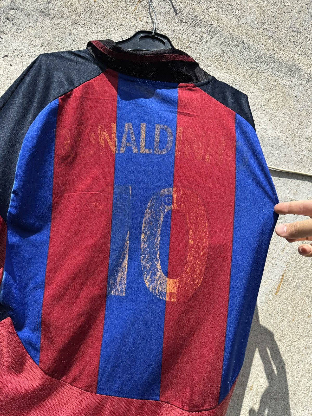 Nike FC Barcelona Vintage Ronaldino #10 Soccer Jersey y2k brazil Size US L / EU 52-54 / 3 - 4 Thumbnail
