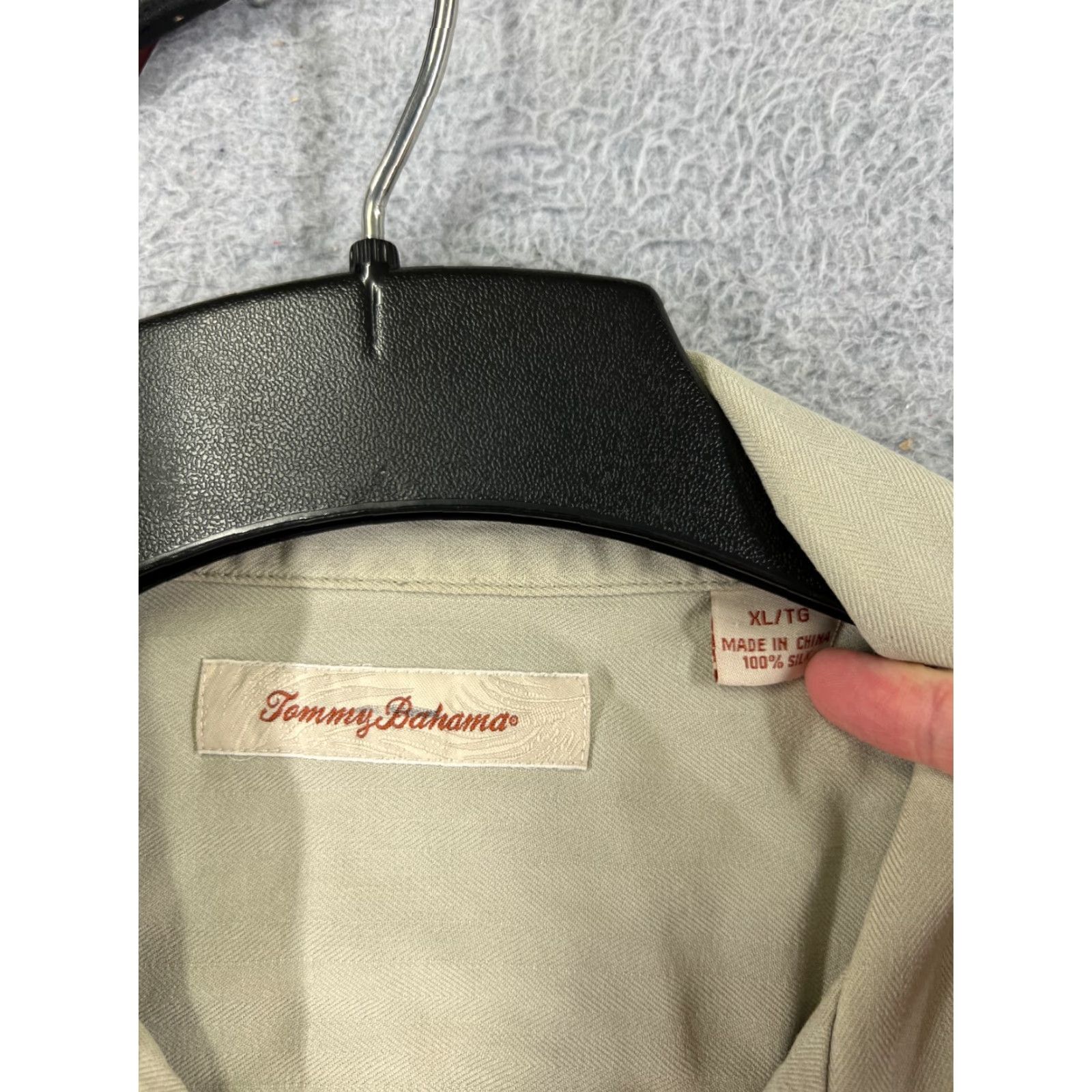 Tommy Bahama Tommy Bahama Shirt Men XL Beige Button-Up Silk Hawaiian Pocket Vacation Casual Travel 44in Chest Size US XL / EU 56 / 4 - 3 Thumbnail