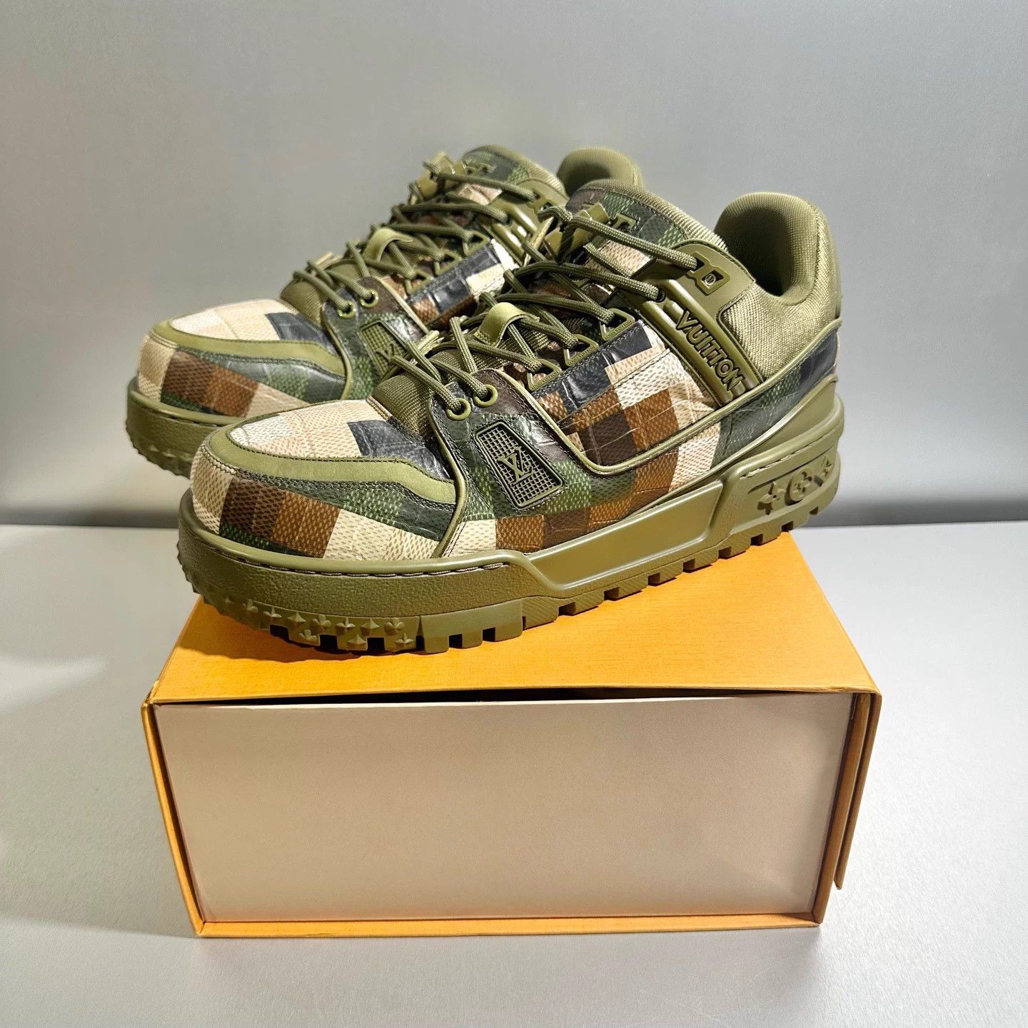 Louis Vuitton Louis Vuitton x Pharrell Trainer 8.5/42.5 1x Worn Size US 9.5 / EU 42-43 - 9 Thumbnail