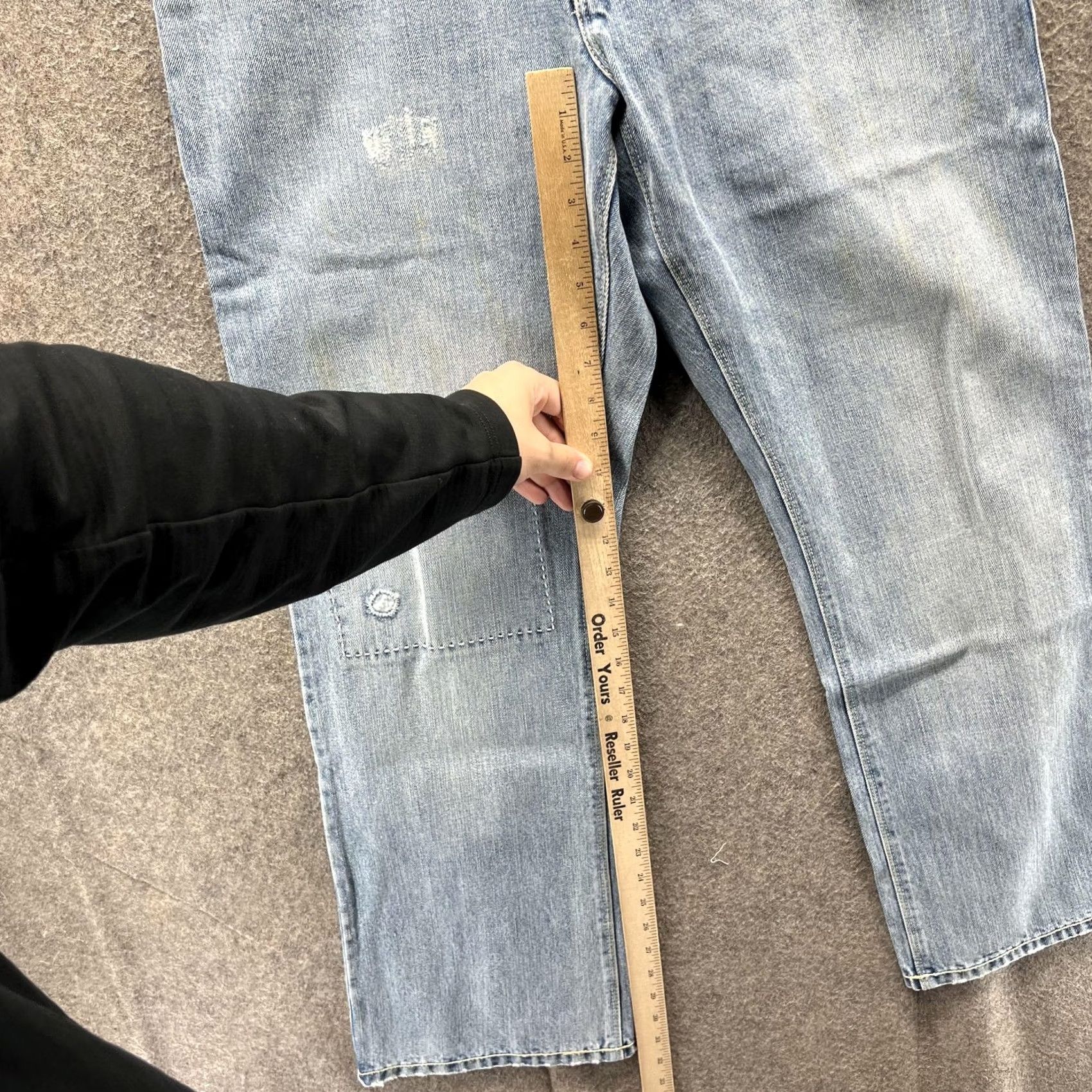 Sean John VINTAGE Sean John Jeans Mens 32 Blue Ultra Light Wash Straight Denim Distressed Jeans Mens Regular Size 32 Blue Distressed Pockets 100% Cotton Denim Size US 32 / EU 48 - 5 Thumbnail