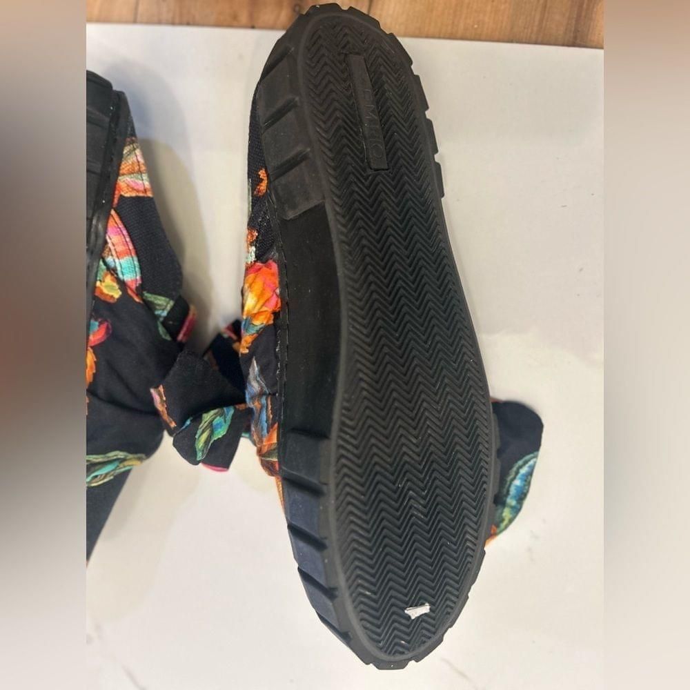 Farm Rio Farm rio shoes size 7 sneakers with bow colorful print Size US 7 / IT 37 - 4 Thumbnail