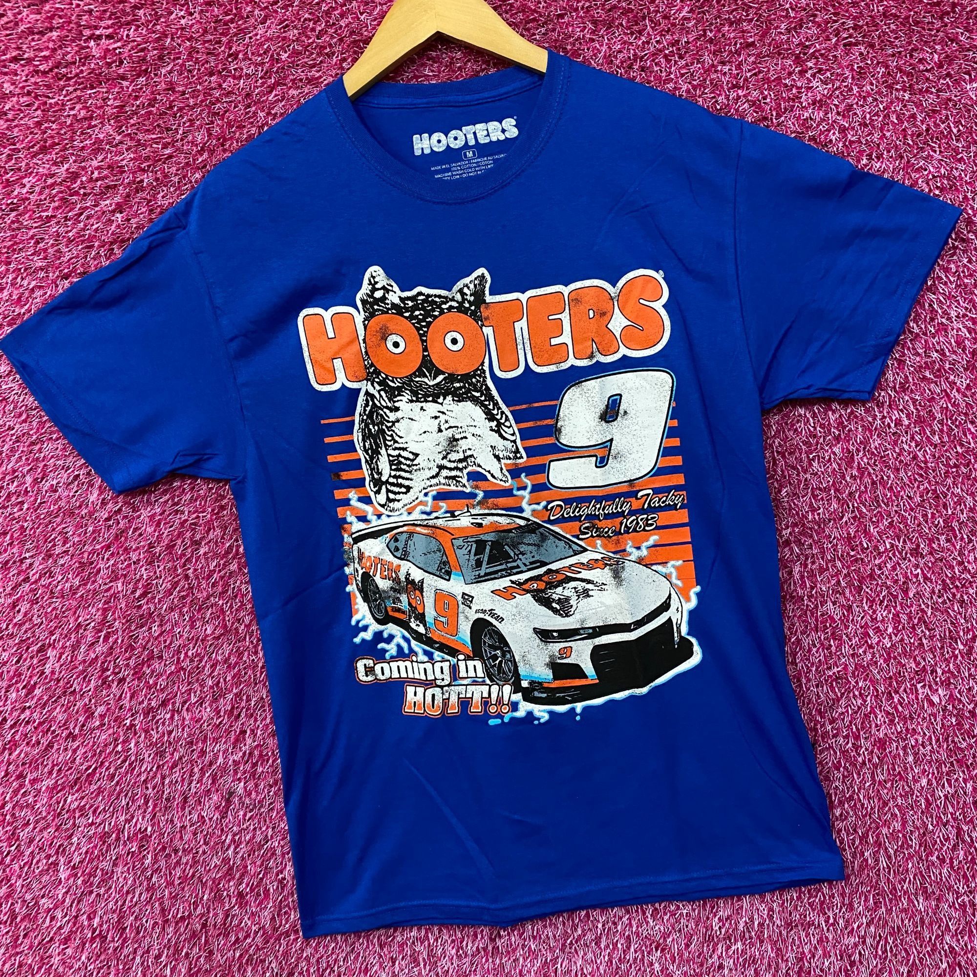 Other Hooters Coming In Hot Delightfully Tacky Since 1983 T-Shirt Size US M / EU 48-50 / 2 - 3 Thumbnail