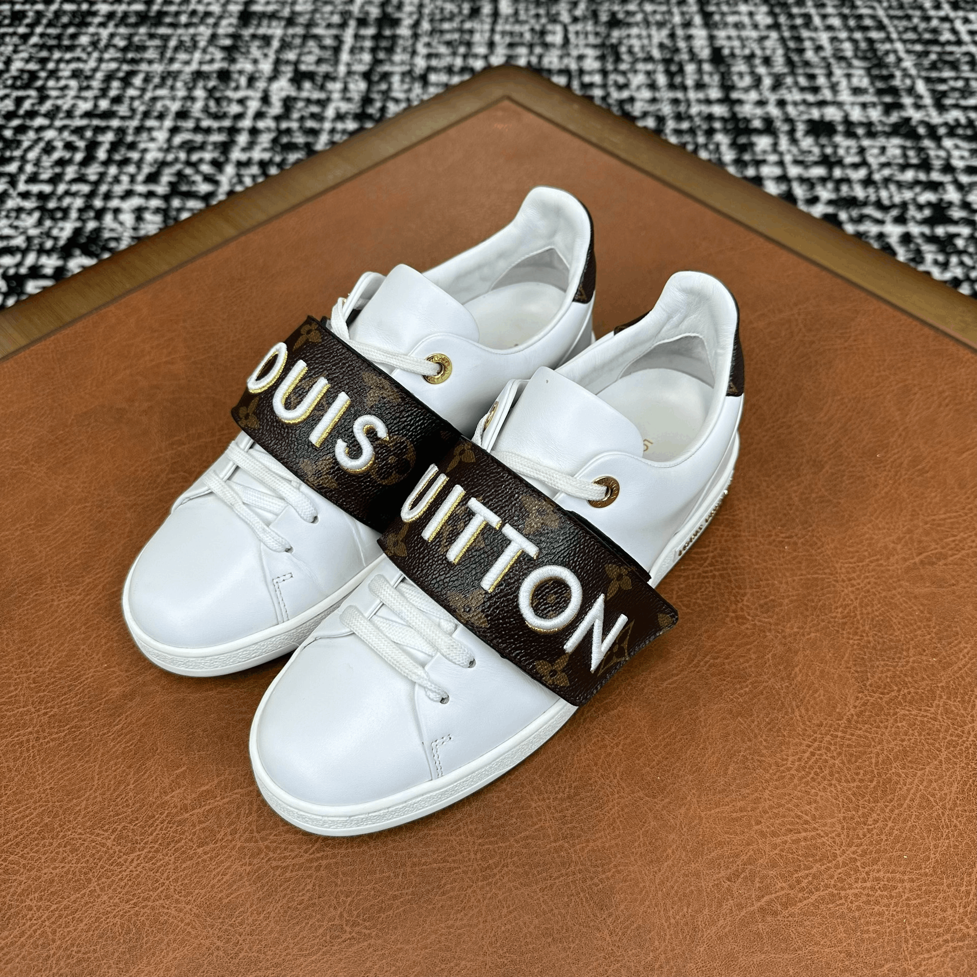 Louis Vuitton Louis Vuitton White Lowtop Sneakers it_36 Women Size US 6 / IT 36 - 1 Thumbnail
