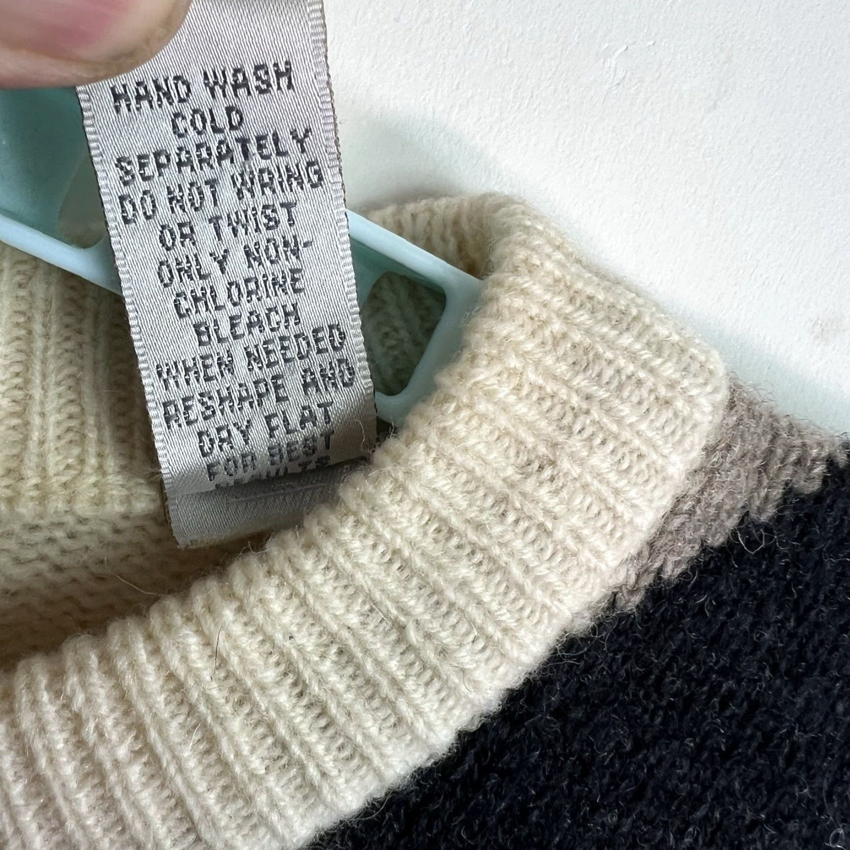 Vintage John Ashford Argyle Sweater Men’s Pullover Size L Ivory Wool V-Neck Long Sleeve Classic Casual Size US L / EU 52-54 / 3 - 7 Thumbnail