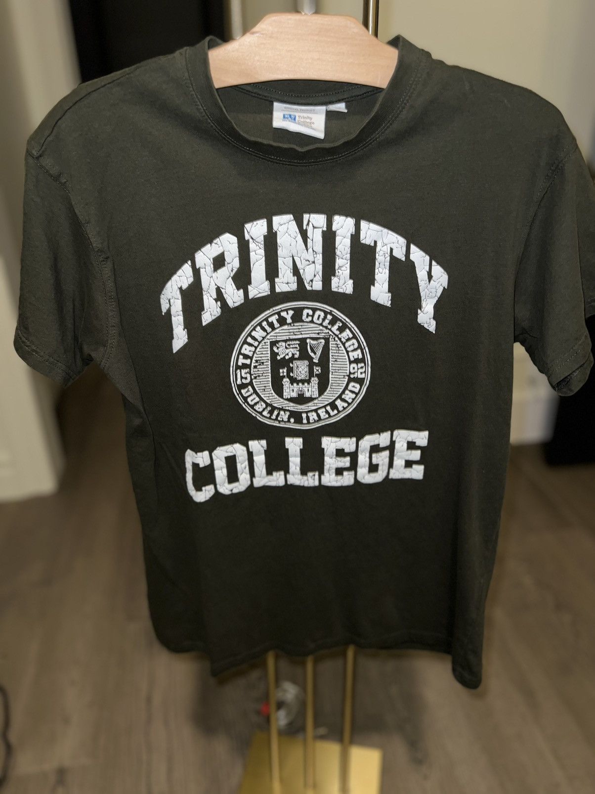 Other Trinity College Dublin Crest T-Shirt – Olive Green – Size M Size US M / EU 48-50 / 2 - 1 Thumbnail