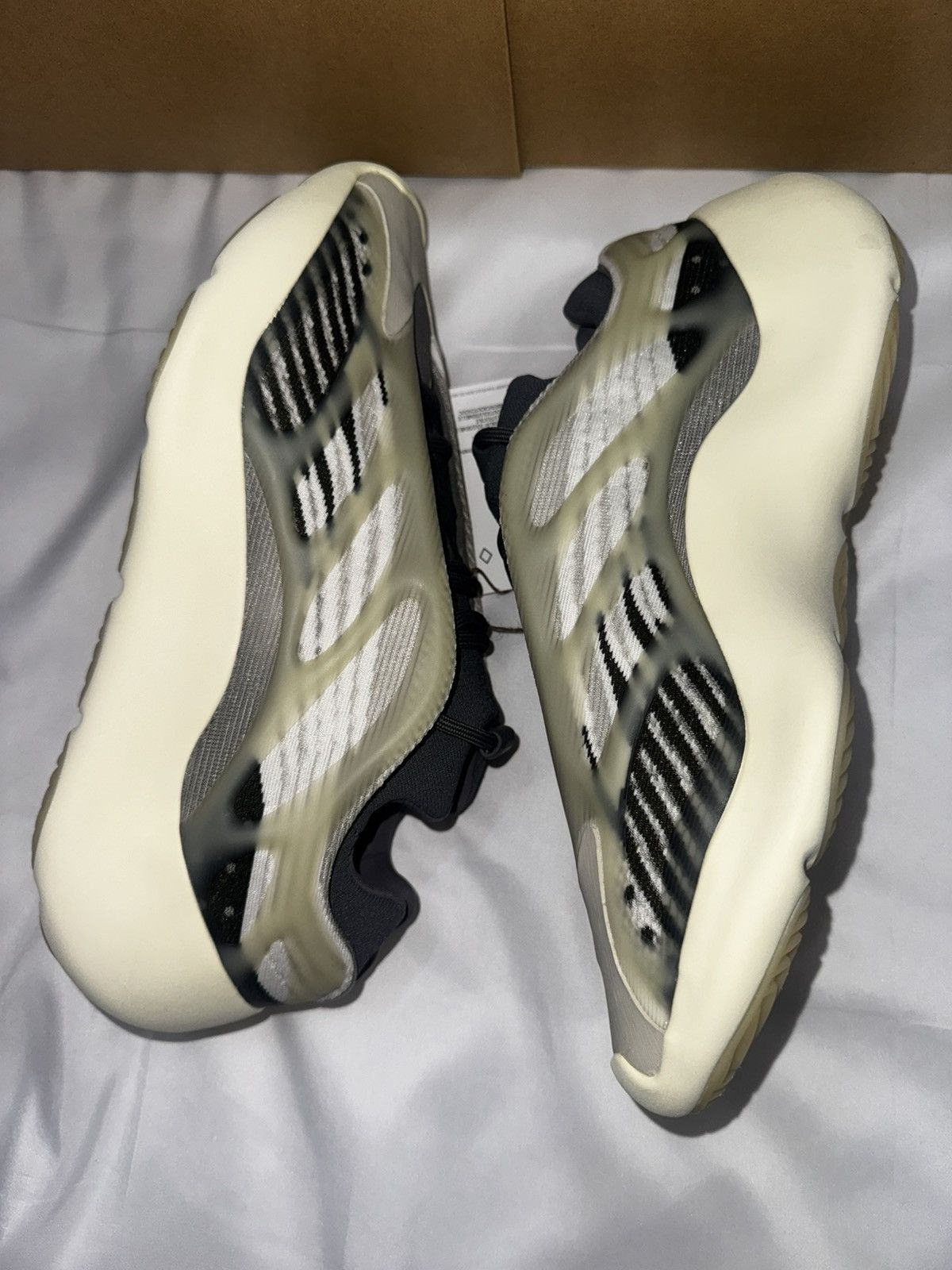 Yeezy Adidas Yeezy 700 V3 'Fade Salt' Size US 10 / EU 43 - 3 Thumbnail