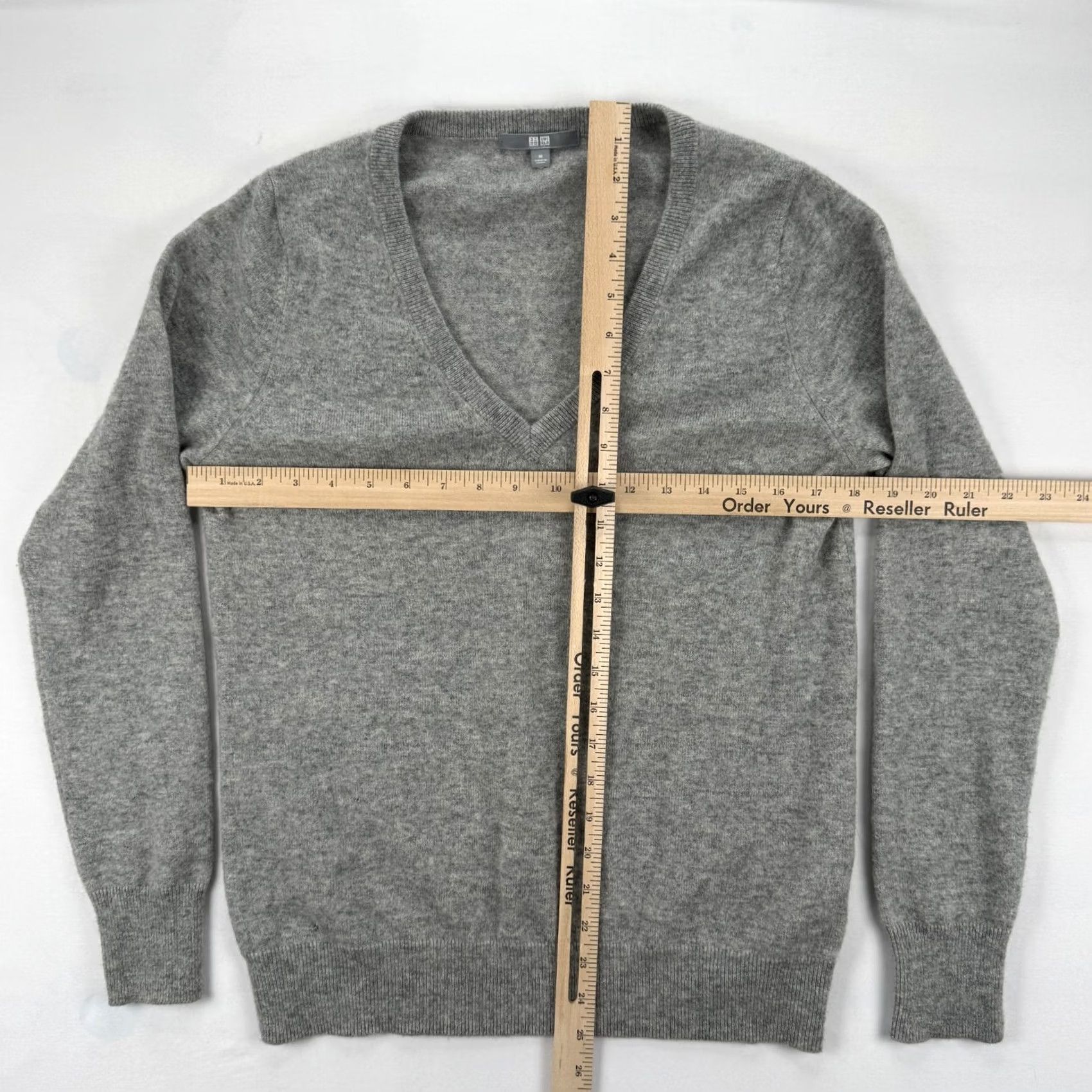 Uniqlo UNIQLO Cashmere Sweater Mens M Gray V-Neck Long Sleeve Casual Pullover Knit Regular Lightweight Breathable Classic Vintage No Size US M / EU 48-50 / 2 - 5 Thumbnail