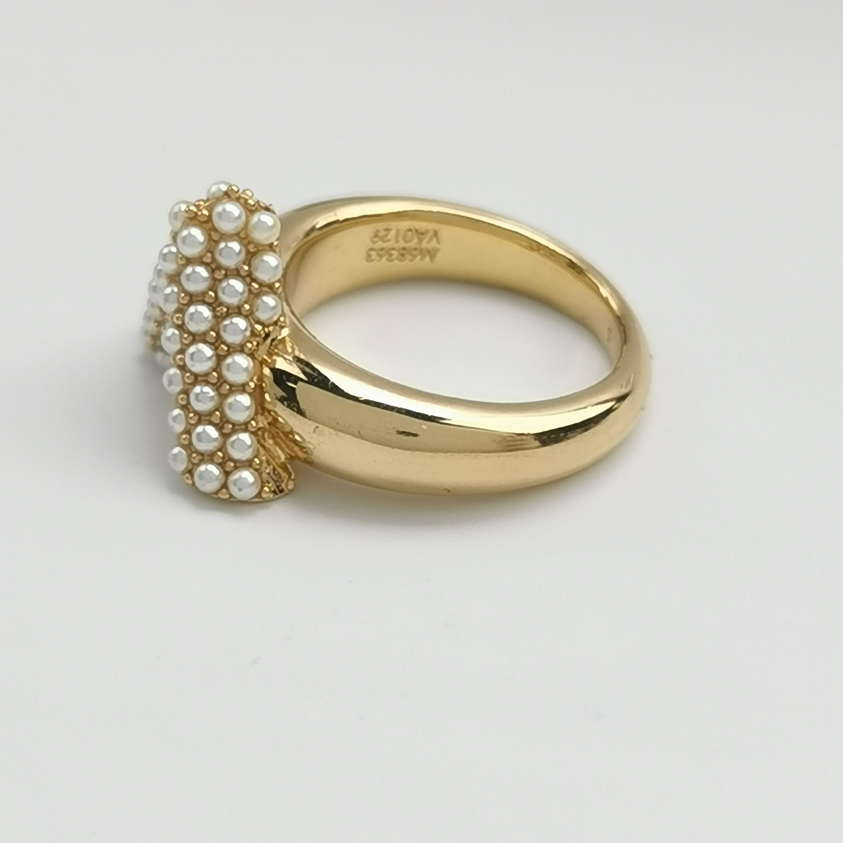 Louis Vuitton Louis Vuitton (LV) Essential V Imitation Pearl V Logo Ring Size ONE SIZE - 6 Thumbnail