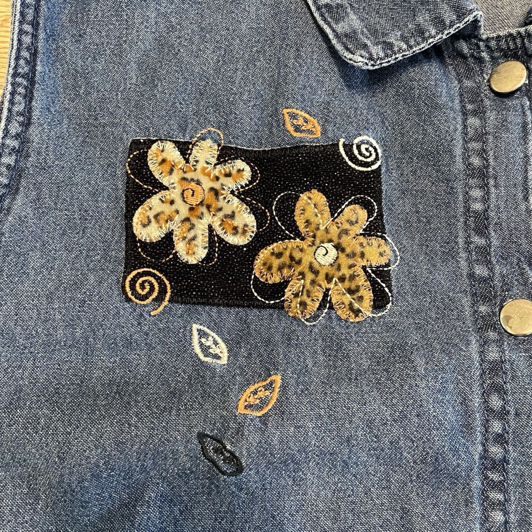 Vintage VINTAGE Jean Denim Vest Women's L Blue Floral Designer Button Closure Cotton Basic Jacket Size L / US 10 / IT 46 - 3 Thumbnail