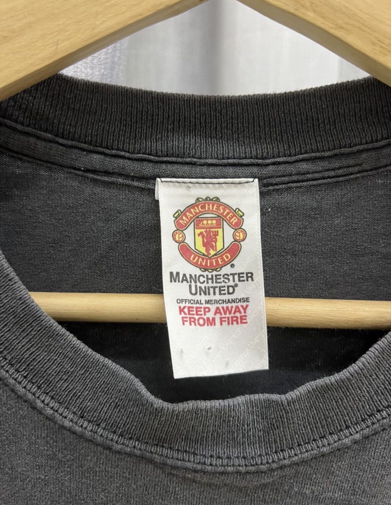 Vintage Vintage Faded Manchester United Logo Tshirt Man U Size US L / EU 52-54 / 3 - 4 Thumbnail