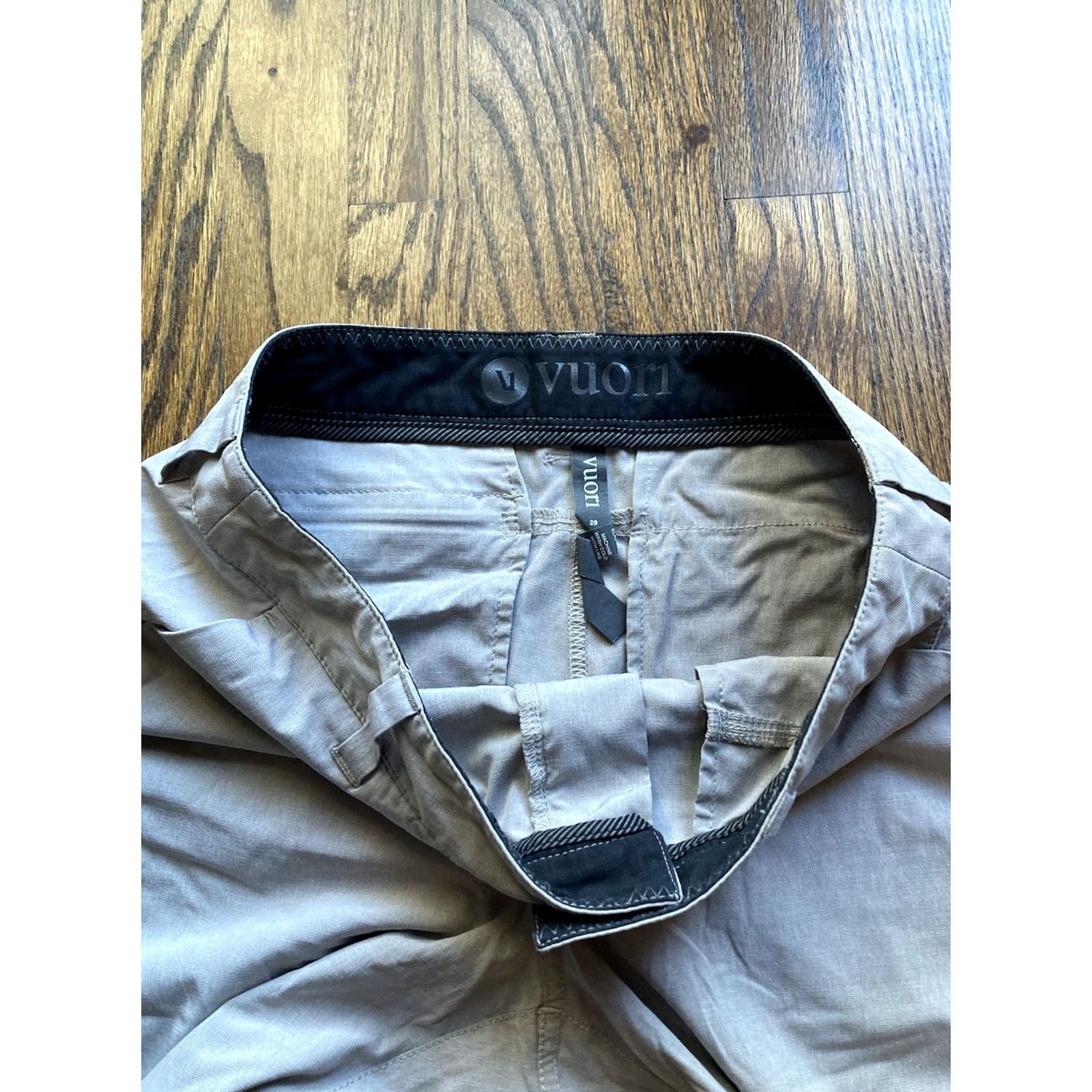 Vuori Vuori Mens Size 28 Chino Pants 5-Pocket Beige Stretch Athletic Knit 100% Polyester Classic Straight Rise Mid Inseam 31 Sport Casual Workwear Size US 28 / EU 44 - 6 Thumbnail