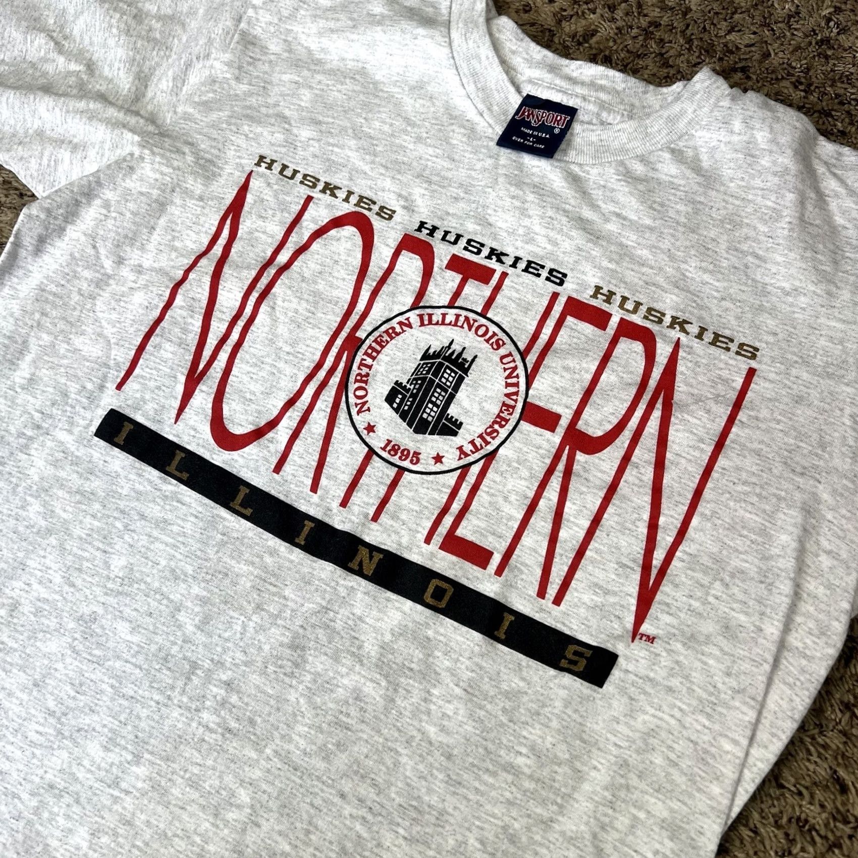 Jansport VINTAGE Huskies JanSport T-Shirt L Large USA 90s NIU SIU Crew Neck Gray Cotton Shirt Mens Logo Graphic Print Heathered University Sports"} Size US L / EU 52-54 / 3 - 4 Thumbnail