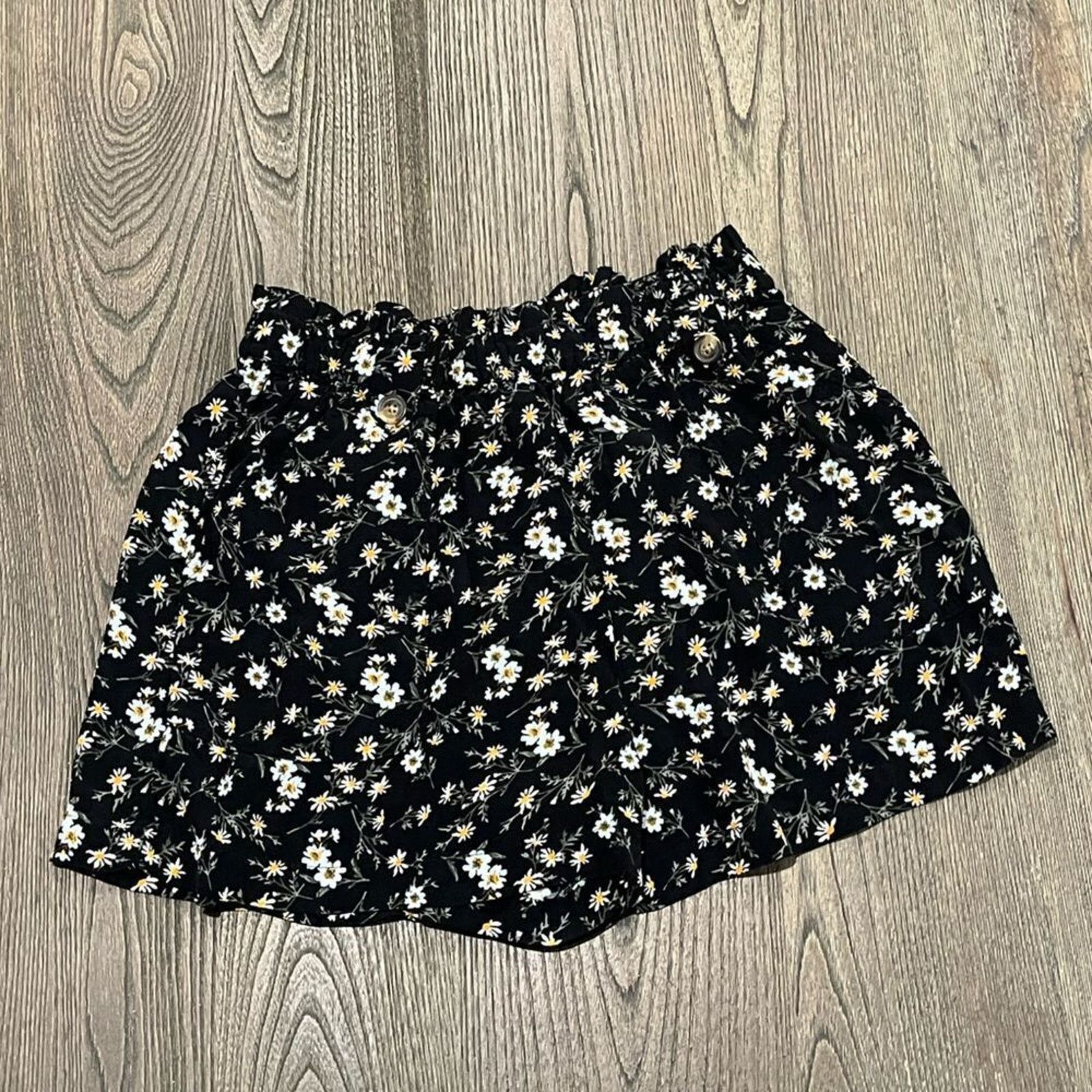 American Eagle Outfitters American Eagle Paperbag Shorts Floral Pockets Black M Size 28" / US 6 / IT 42 - 1 Thumbnail