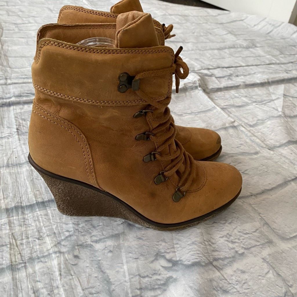 Steve Madden Steve Madden women 8 leather wedge tie up ankle bootie tan Size US 8 / IT 38 - 1 Thumbnail