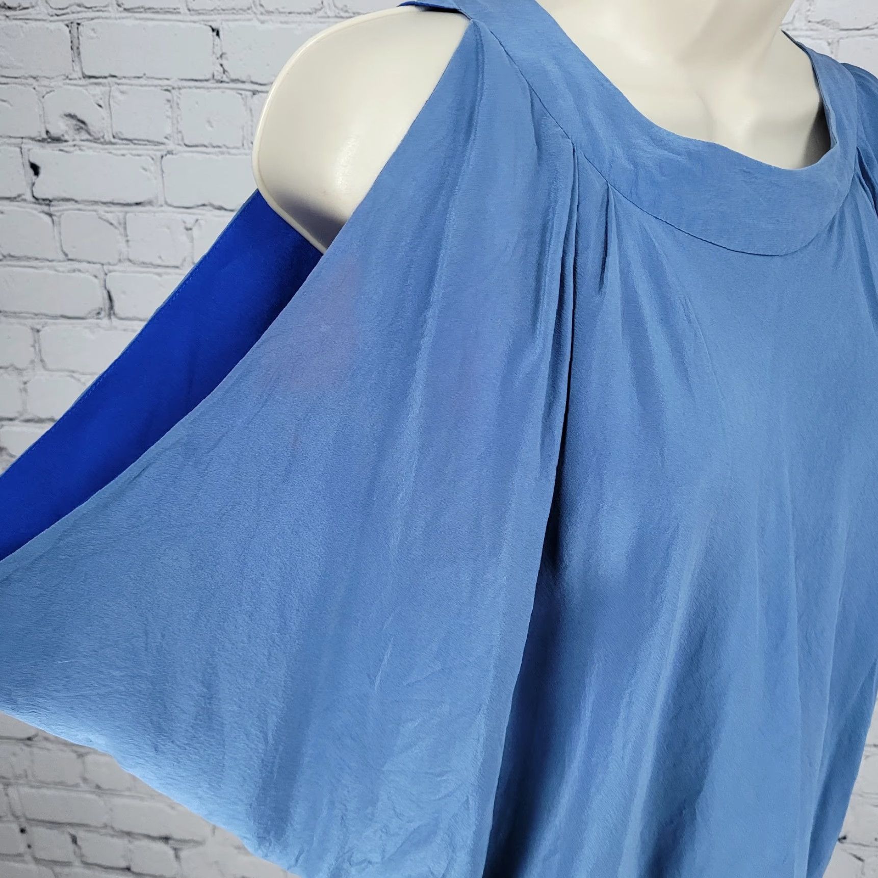 Bebe bebe Blouse Sleeveless Cold Shoulder Open Back 100% Silk Lightweight Blue M Top Shirt Womens Regular Size Medium Size M / US 6-8 / IT 42-44 - 5 Thumbnail
