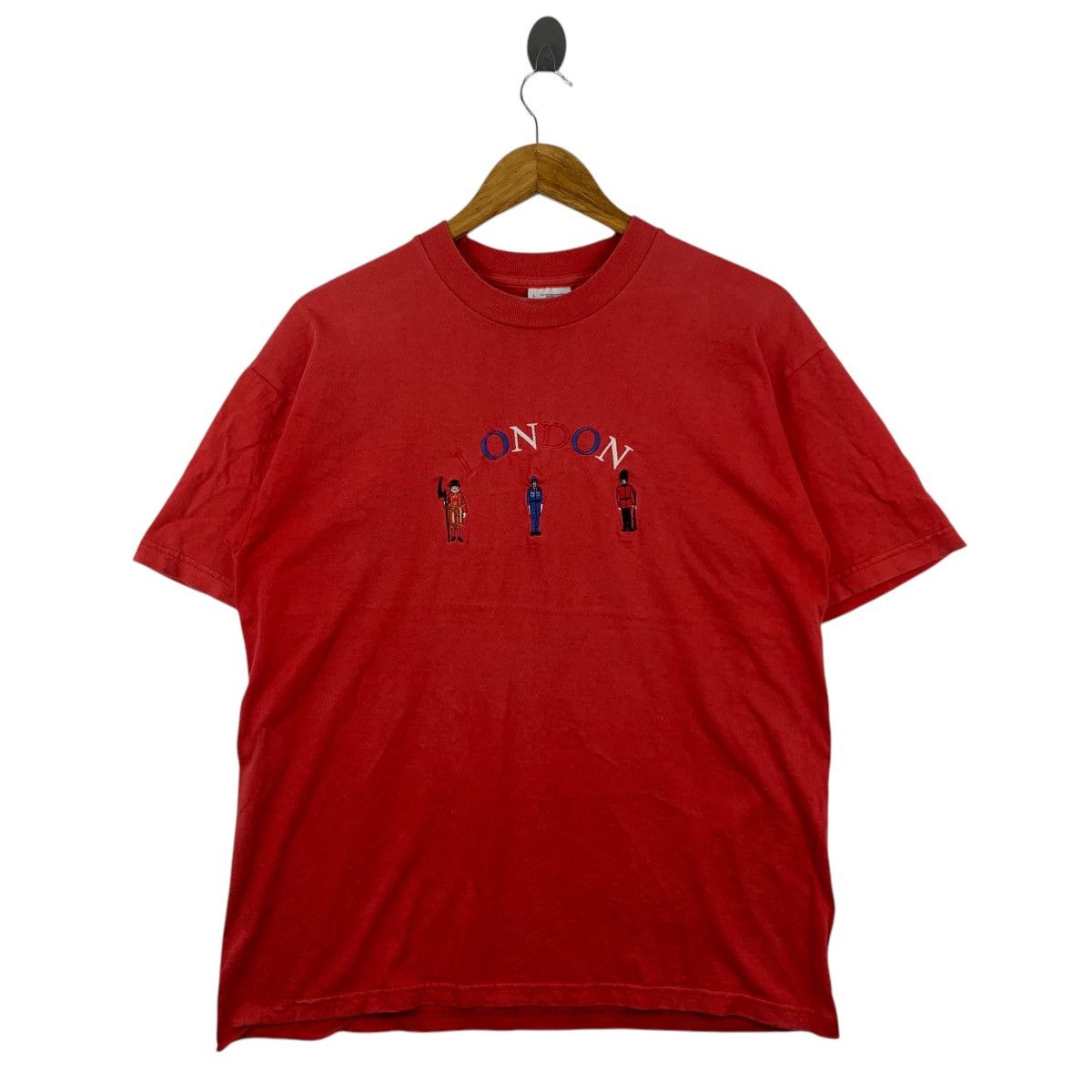 Vintage Vintage LONDON Embroidered Merchandise Red Short Shirt Size US L / EU 52-54 / 3 - 1 Thumbnail