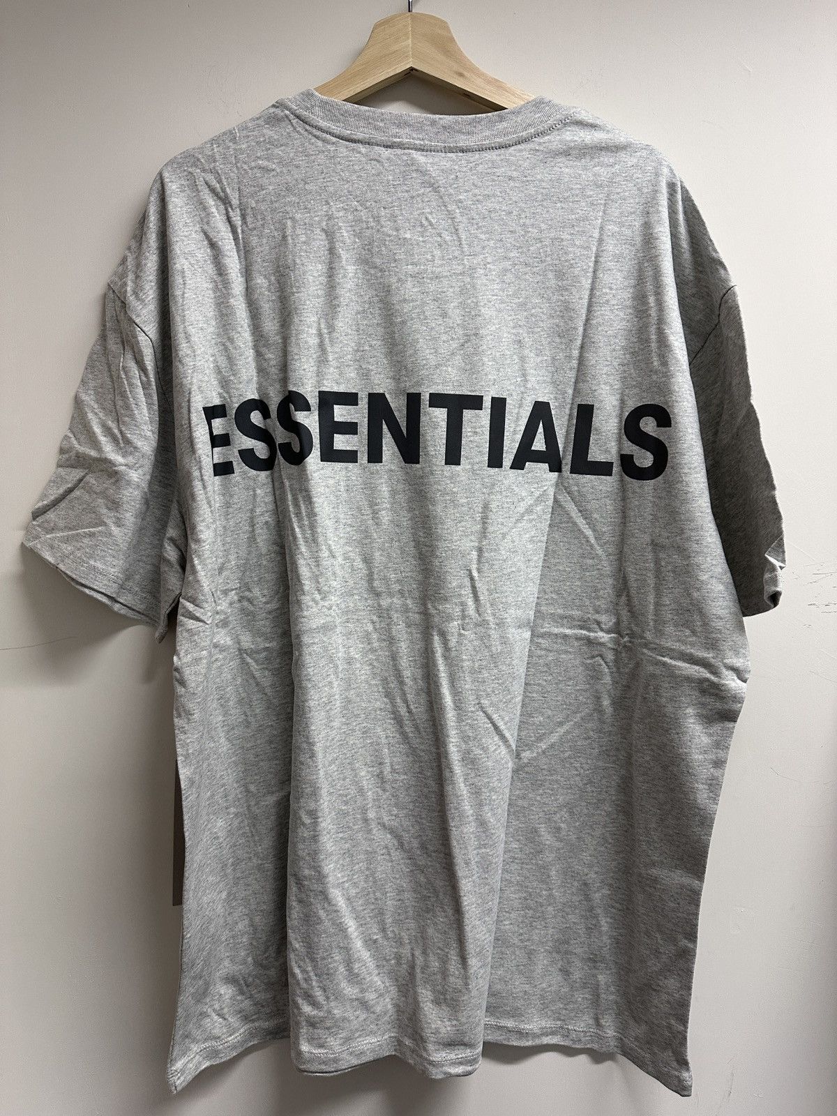 国内配送 FOG Fear Of God Essentials REFLECTIVE T-Shirt GREY Fear of God Essentials SS20 Graphic Logo T-Shirt 'Charcoal