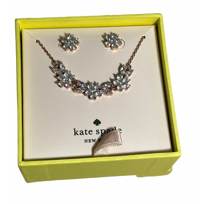 Gleaming gardenia necklace and deals studs boxed set