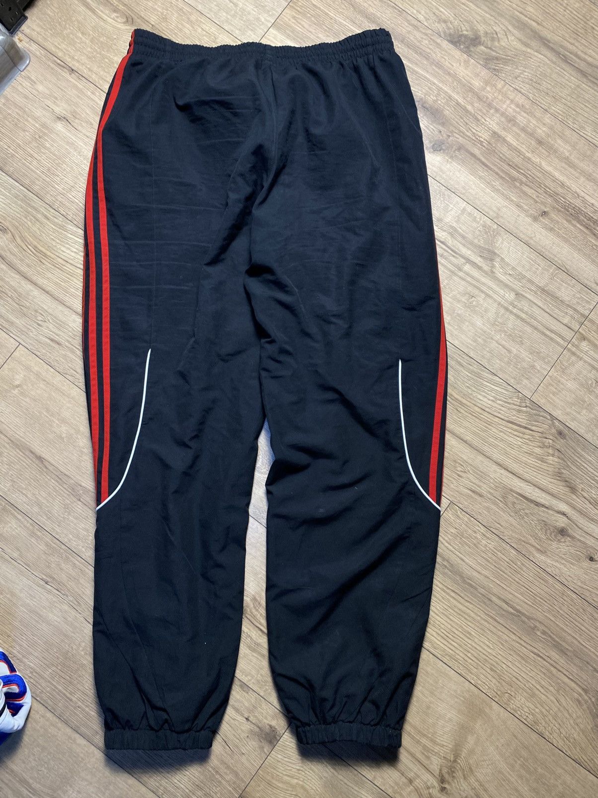 Adidas Vintage Liverpool FC Adidas Football Sweatpants sz L Size US 34 / EU 50 - 4 Thumbnail