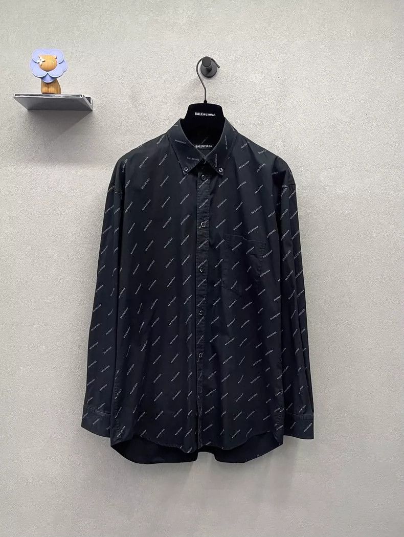 Balenciaga Balenciaga size 38 Logo Full Print Single Breasted Casual Size M / US 6-8 / IT 42-44 - 1 Thumbnail