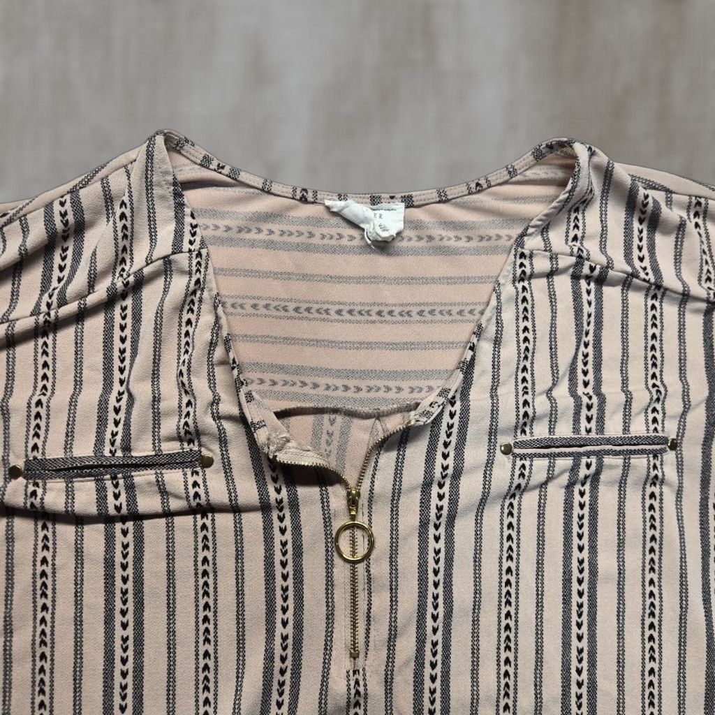 Arrow Flower & Feather Shirt Blouse Cap Sleeve Tan & Black Arrows 2XL Zip Pockets V-Neck Women Regular Size XXL / US 16-18 / IT 52-54 - 1 Thumbnail