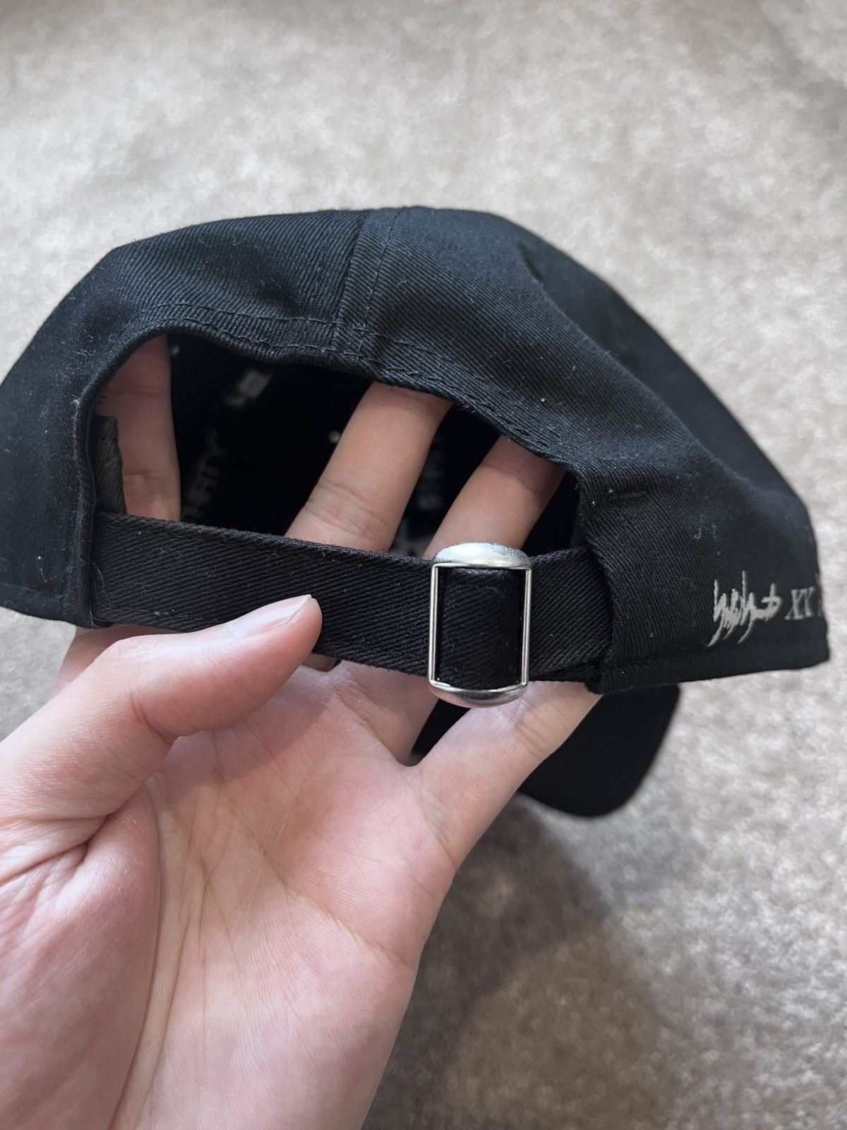 New Era × Yohji Yamamoto Backlash x Yohji Yamamoto x New Era Black Triple Name Cap Size ONE SIZE - 4 Thumbnail