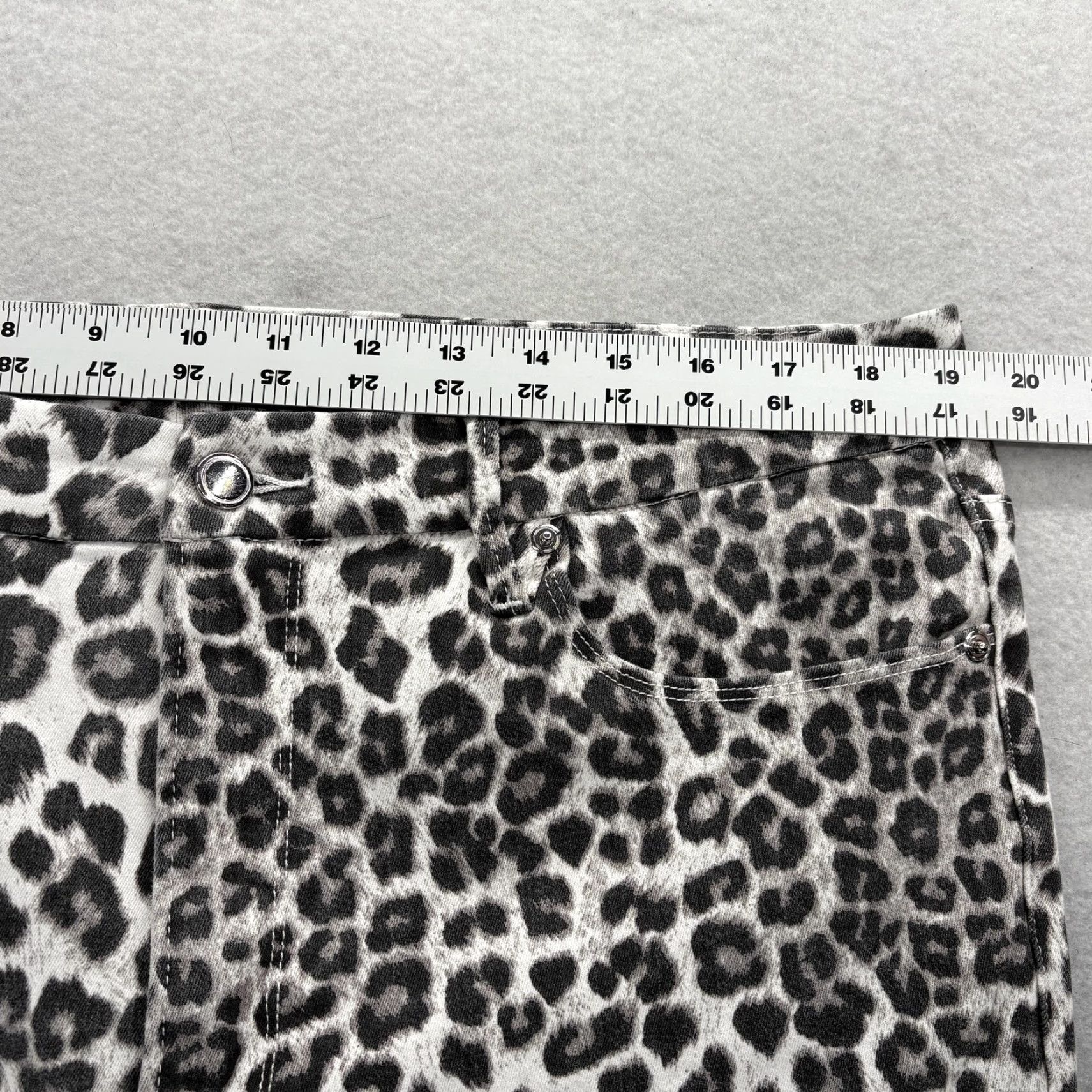 Good American Good American Jeans Womens 18 Gray Leopard High Rise Crop Stretch Slim 5-Pocket Denim Inseam 26 Size 40" / US 18 - 6 Thumbnail