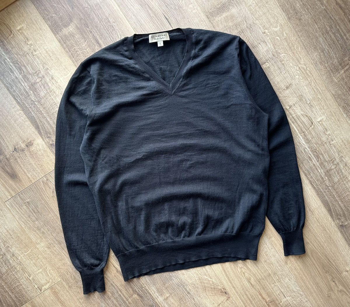 Burberry Burberry merino wool V-neck sweater Size US XL / EU 56 / 4 - 2 Thumbnail