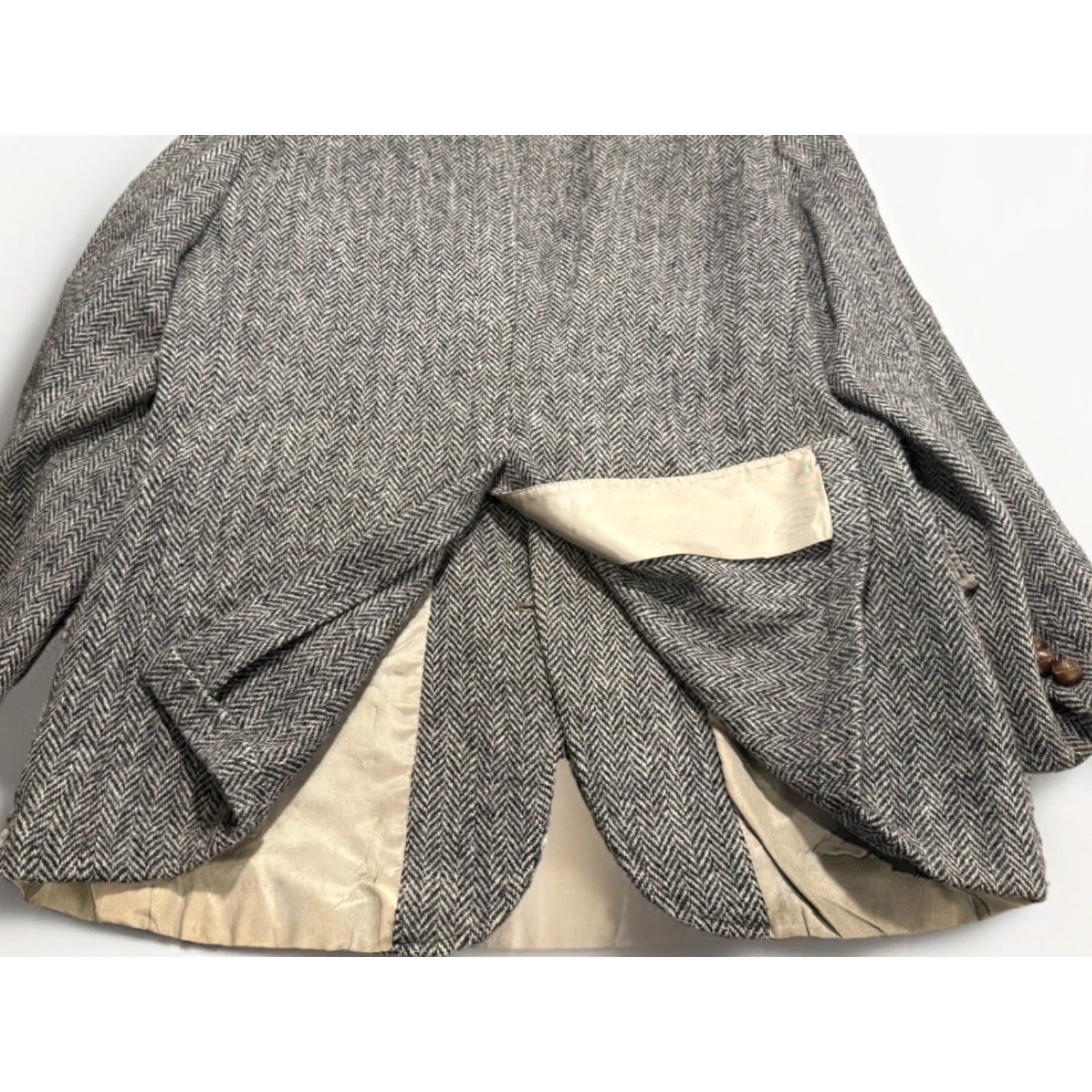 Harris Tweed VINTAGE Harris Tweed Blazer Gray Herringbone Wool USA Made Sz 41 Single-Breasted Two-Button Three-Button Sleeve Classic Sport Coat Men Size 42R - 7 Thumbnail