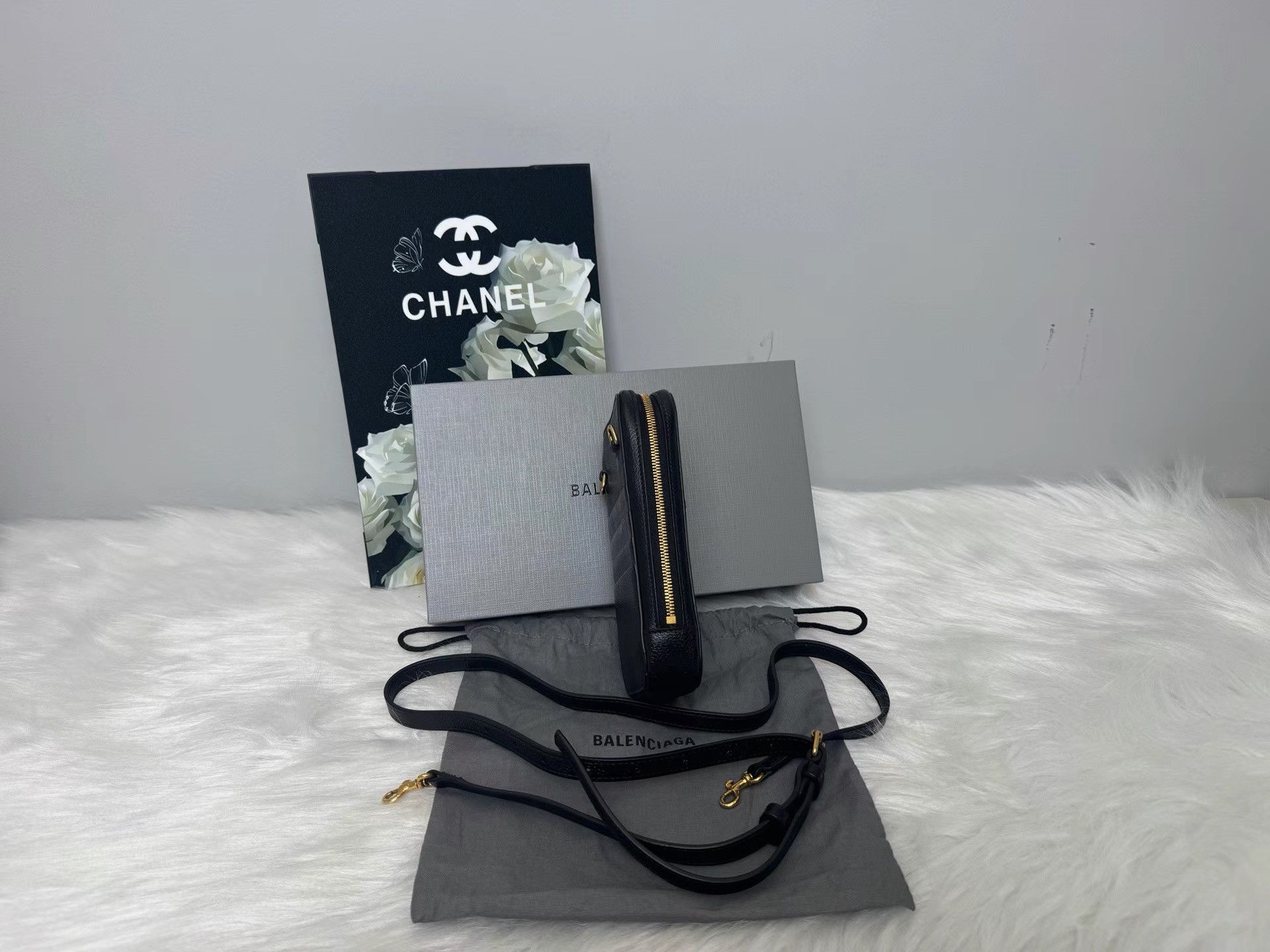 Balenciaga Balenciaga Leather Logo Crossbody Phone Bag K36 Size ONE SIZE - 4 Thumbnail