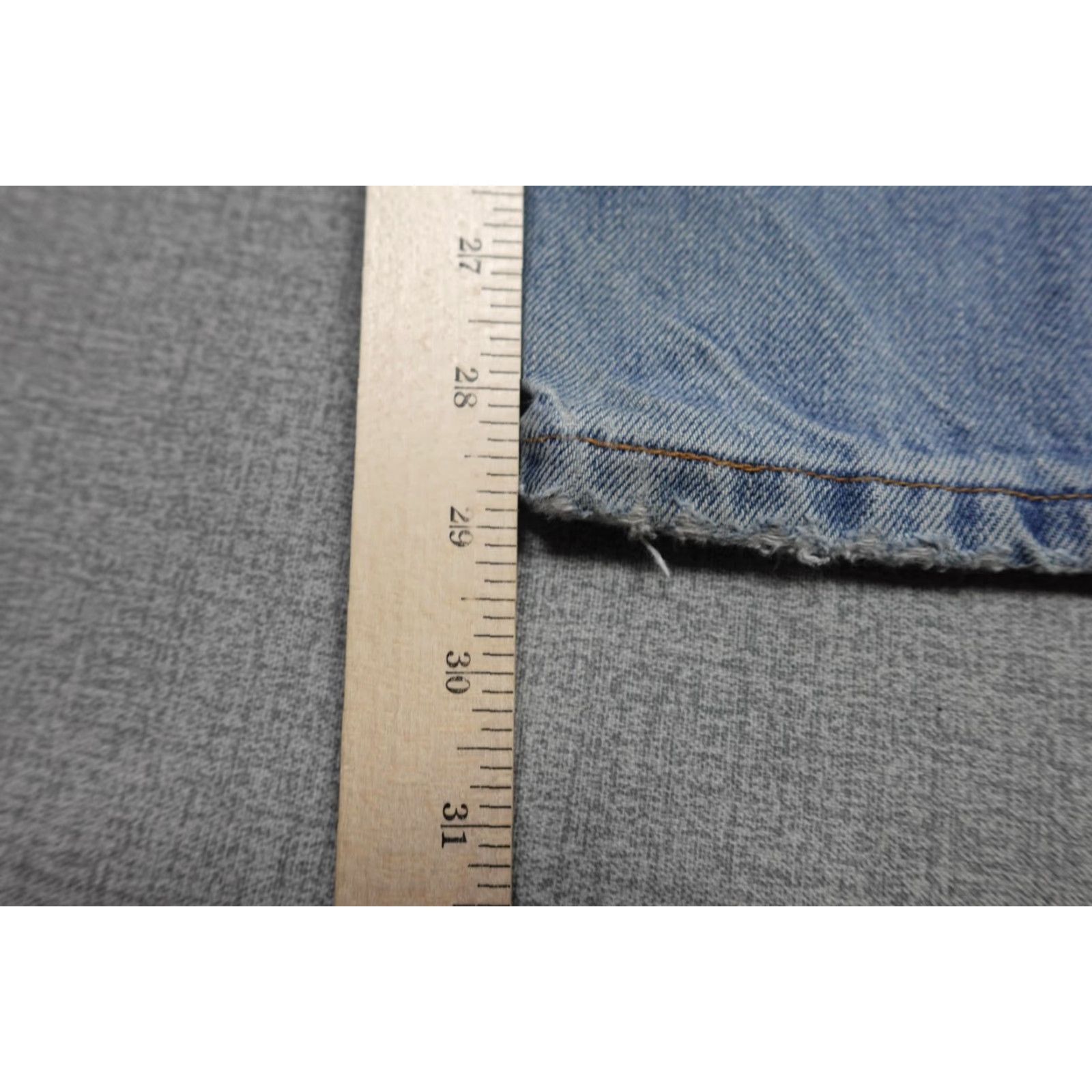 Levi's VINTAGE Levi's 550 Jeans Mens 36x29 Blue Light Wash Relaxed Fit Denim Retro Size US 36 / EU 52 - 5 Thumbnail
