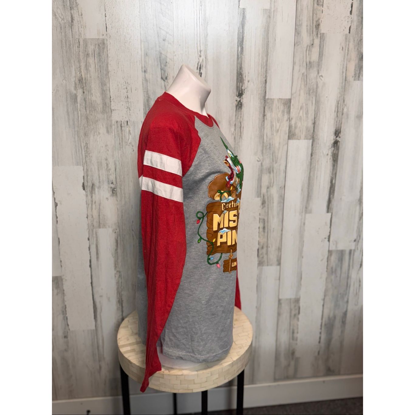 Universal Studios Universal Studios Mistletoe Pines Village Christmas Raglan Tee – Size Medium Size M / US 6-8 / IT 42-44 - 6 Thumbnail