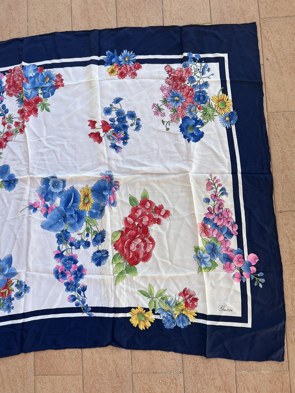 Gucci Vintage Gucci Flower Silk Skarf Size ONE SIZE - 3 Thumbnail