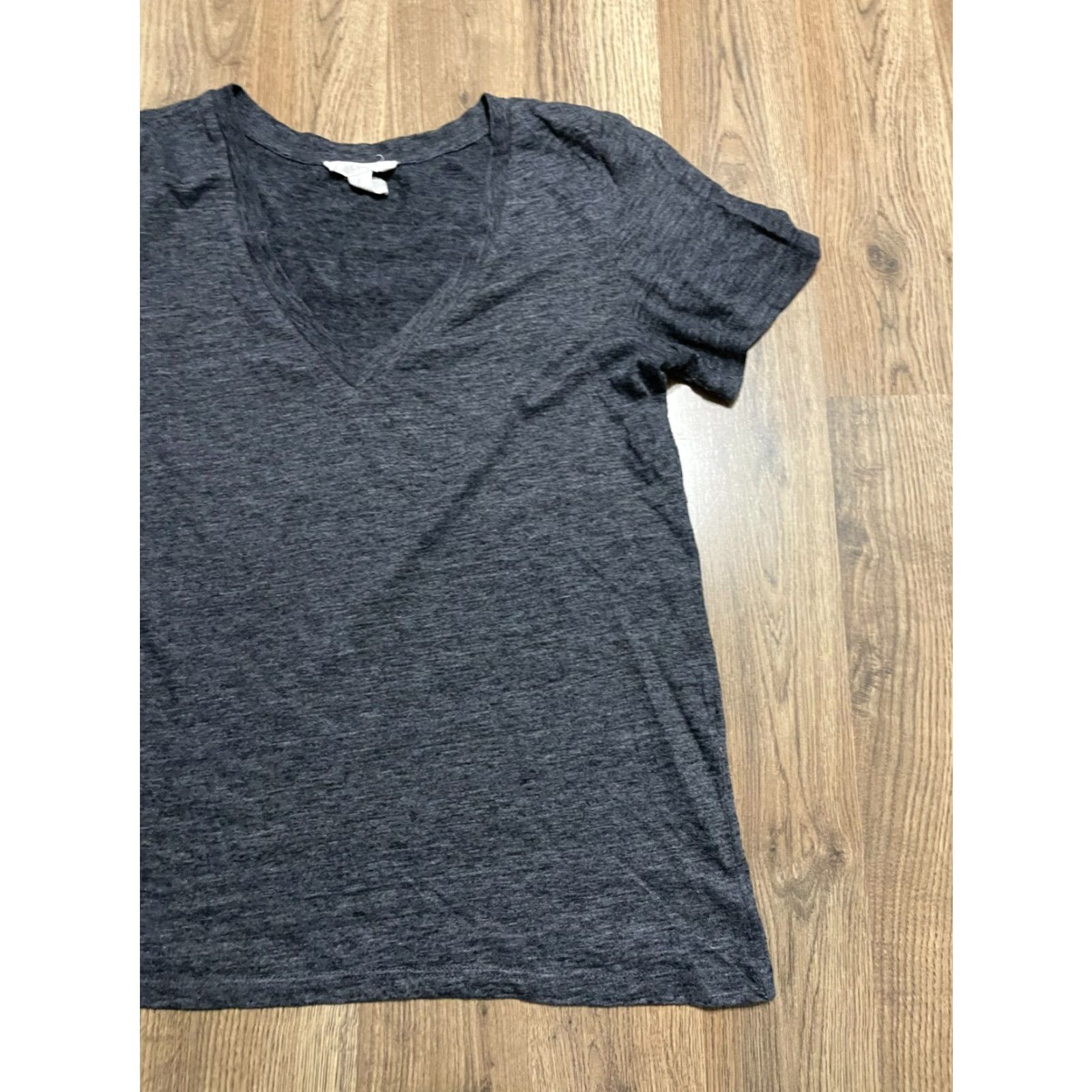 Forever 21 FOREVER 21 Shirt Women’s Medium Gray V-Neck Short Sleeve Casual Basic Size M / US 6-8 / IT 42-44 - 4 Thumbnail