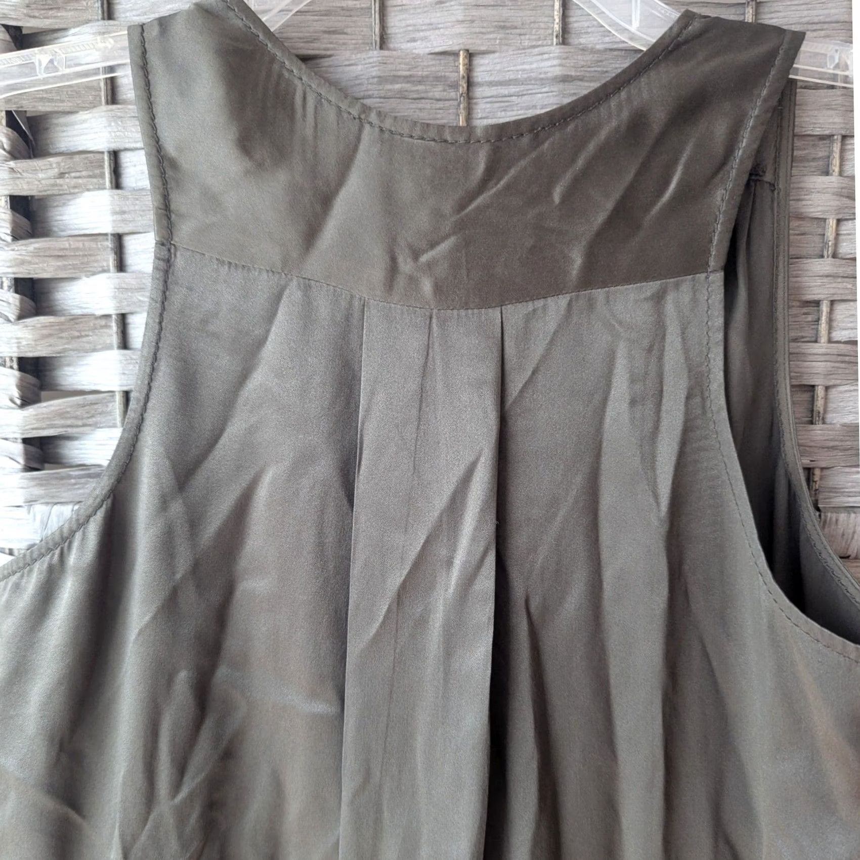 Banana Republic Banana Republic Dress Sleeveless Mini Olive Green 100% Silk Size 2 V-Neck Pockets Pleated Size XS / US 0-2 / IT 36-38 - 4 Thumbnail