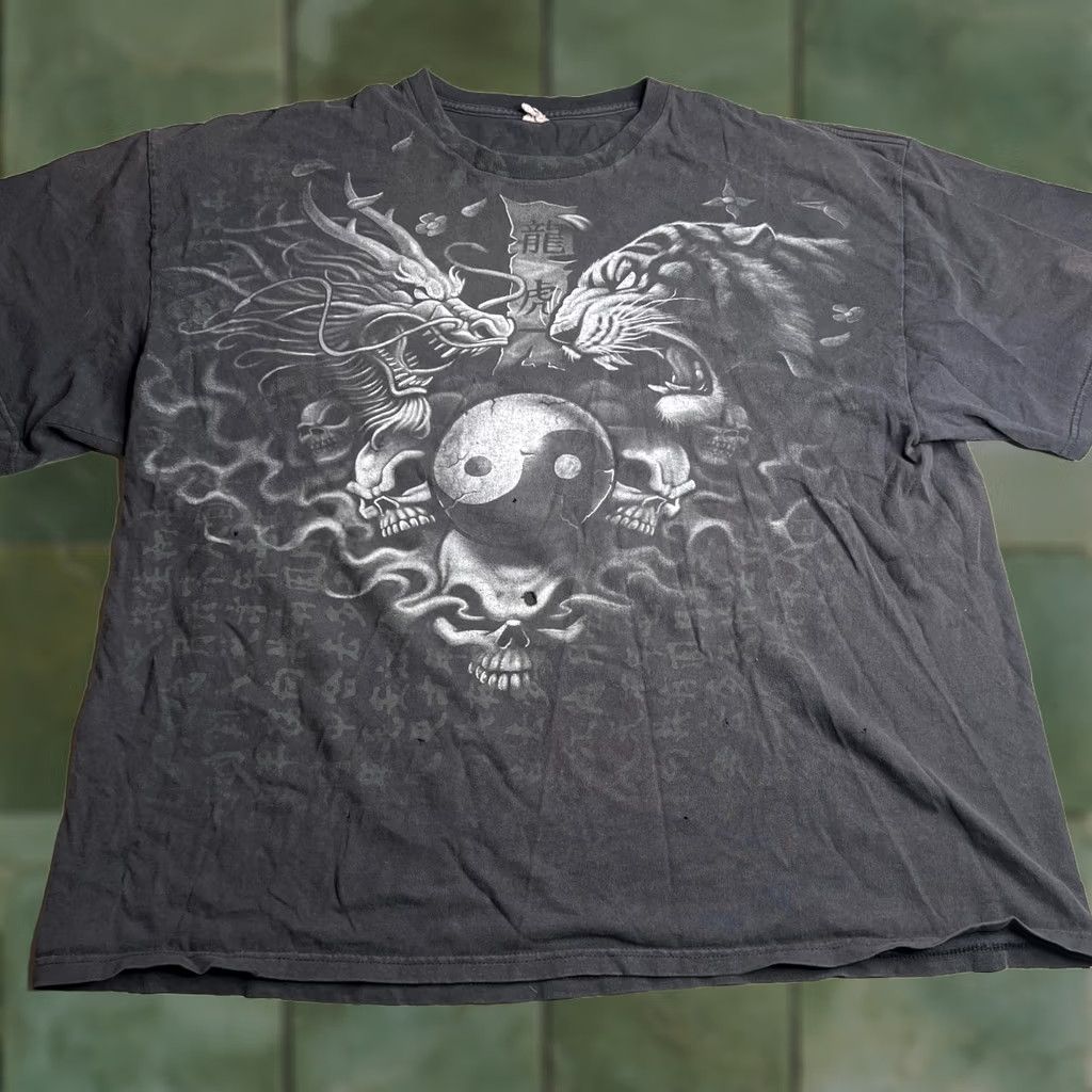 Delta VINTAGE Dragon Tiger Yin Yang T-Shirt Gray Men 2XL Dragon Tiger Yin Yang Skull Graphic Cotton USA 2000s Mens T-Shirt Size US XXL / EU 58 / 5 - 1 Thumbnail