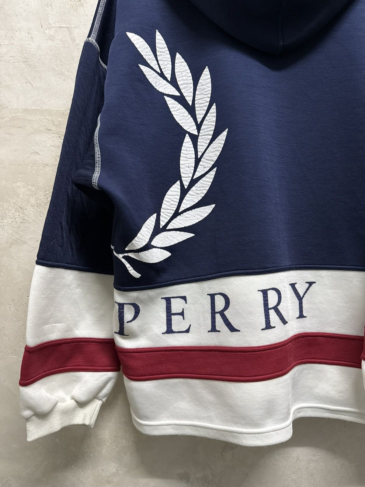 Fred Perry Vintage 90s Fred Perry Big Logo Distressed Hoodie Size US L / EU 52-54 / 3 - 6 Thumbnail