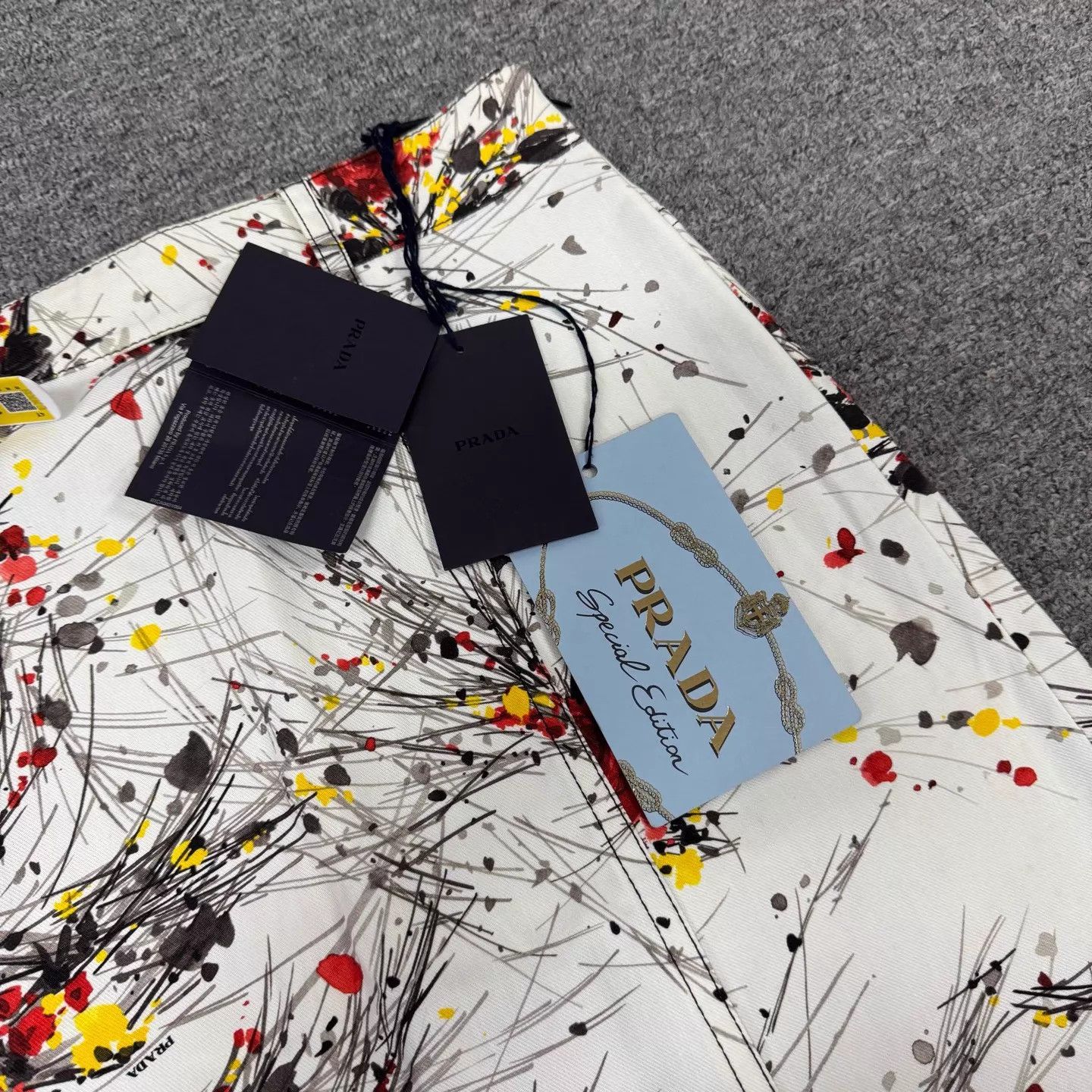 Prada Prada A-line skirt White Splatter Rose Print 44 Size 30" / US 8 / IT 44 - 4 Thumbnail