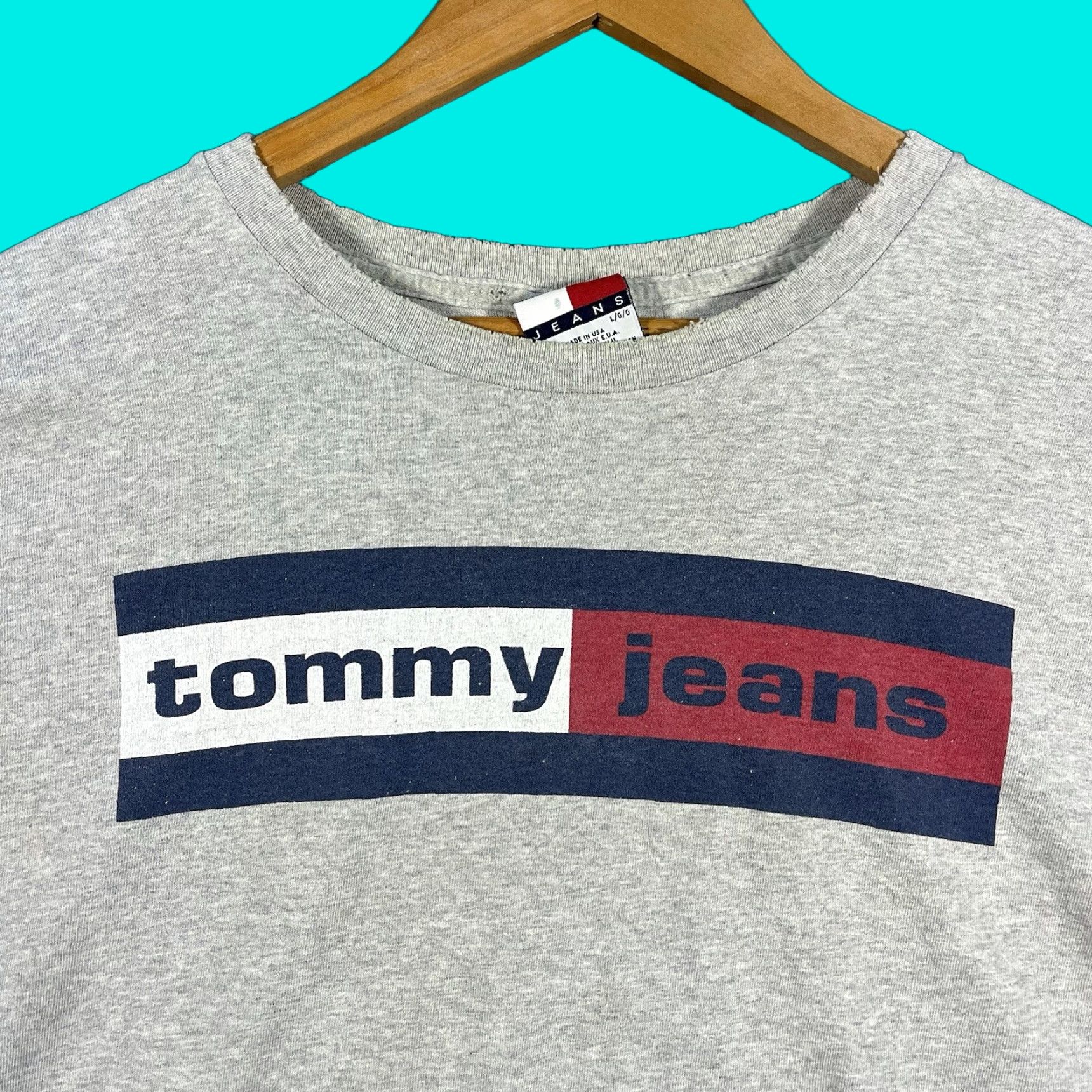 Tommy Hilfiger VINTAGE Tommy Hilfiger Tommy Jeans T-Shirt Logo Flag Gray Crew Neck Short Sleeve Large USA 90s Mens Size US L / EU 52-54 / 3 - 1 Thumbnail