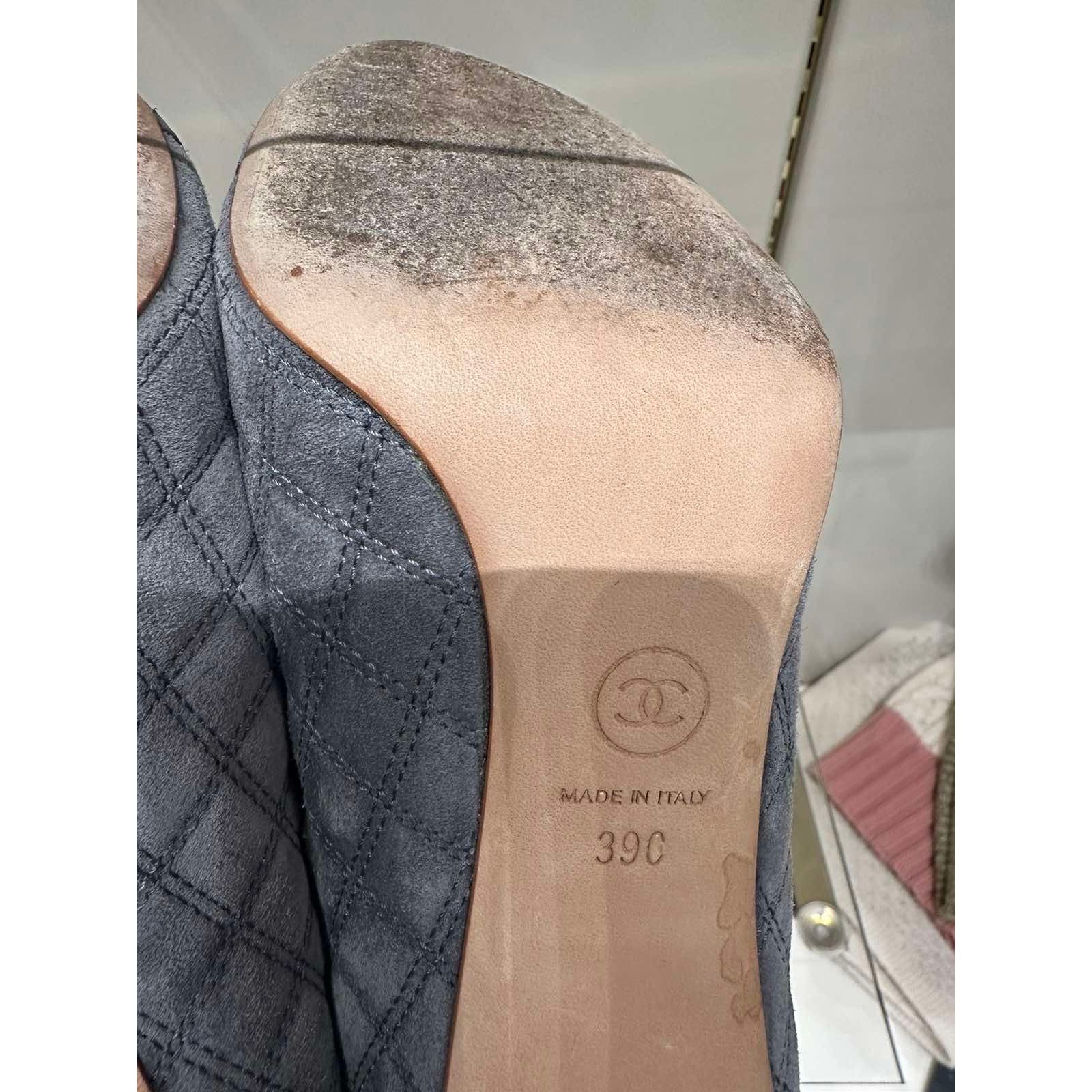 Chanel Chic Chanel Grey Quilted Suede Python Cap Toe CC Pumps 38 Size US 7 / IT 37 - 4 Thumbnail