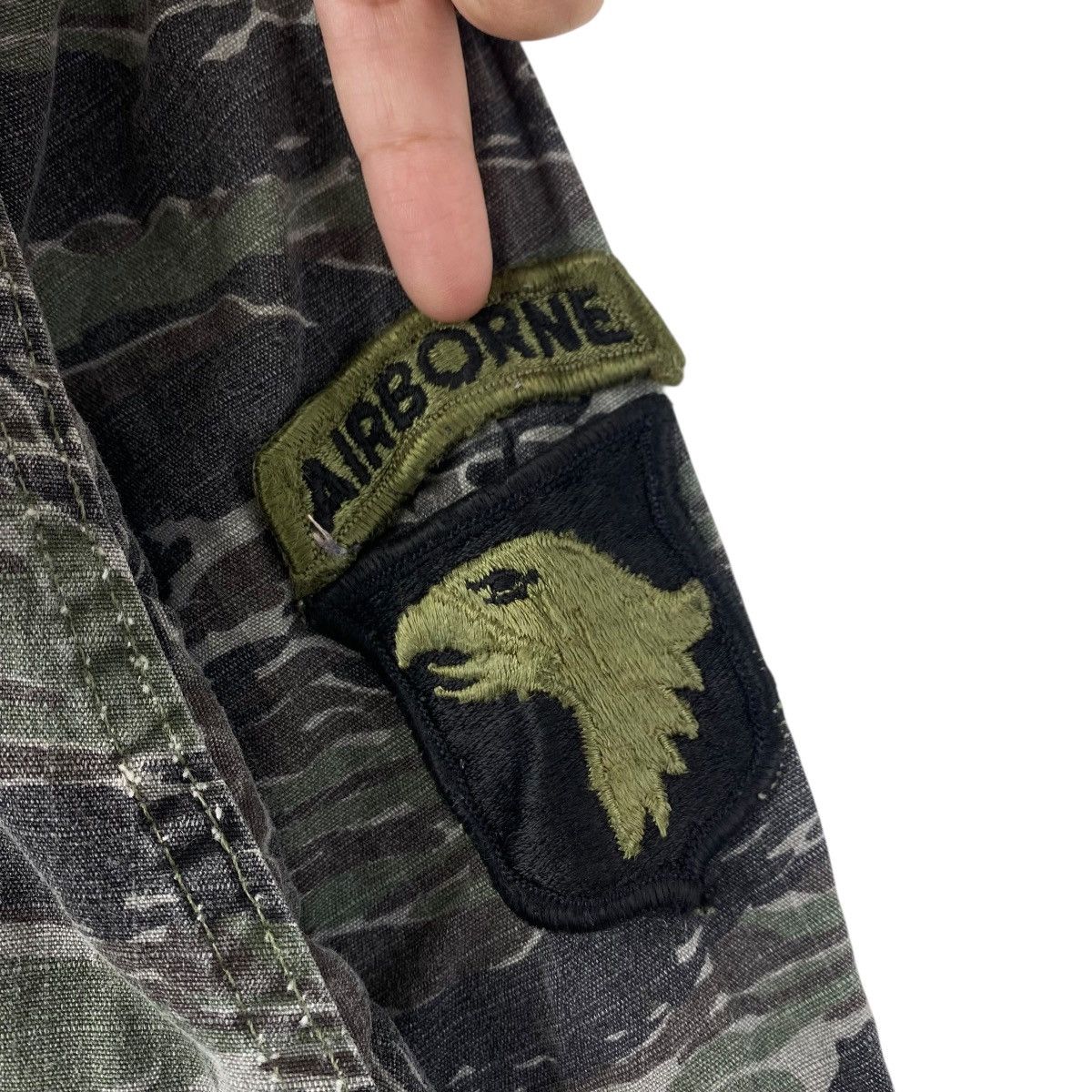 Vintage Vintage 80s US ARMY Tiger Stripes Jungle Camo Shirt Jacket Size US S / EU 44-46 / 1 - 5 Thumbnail