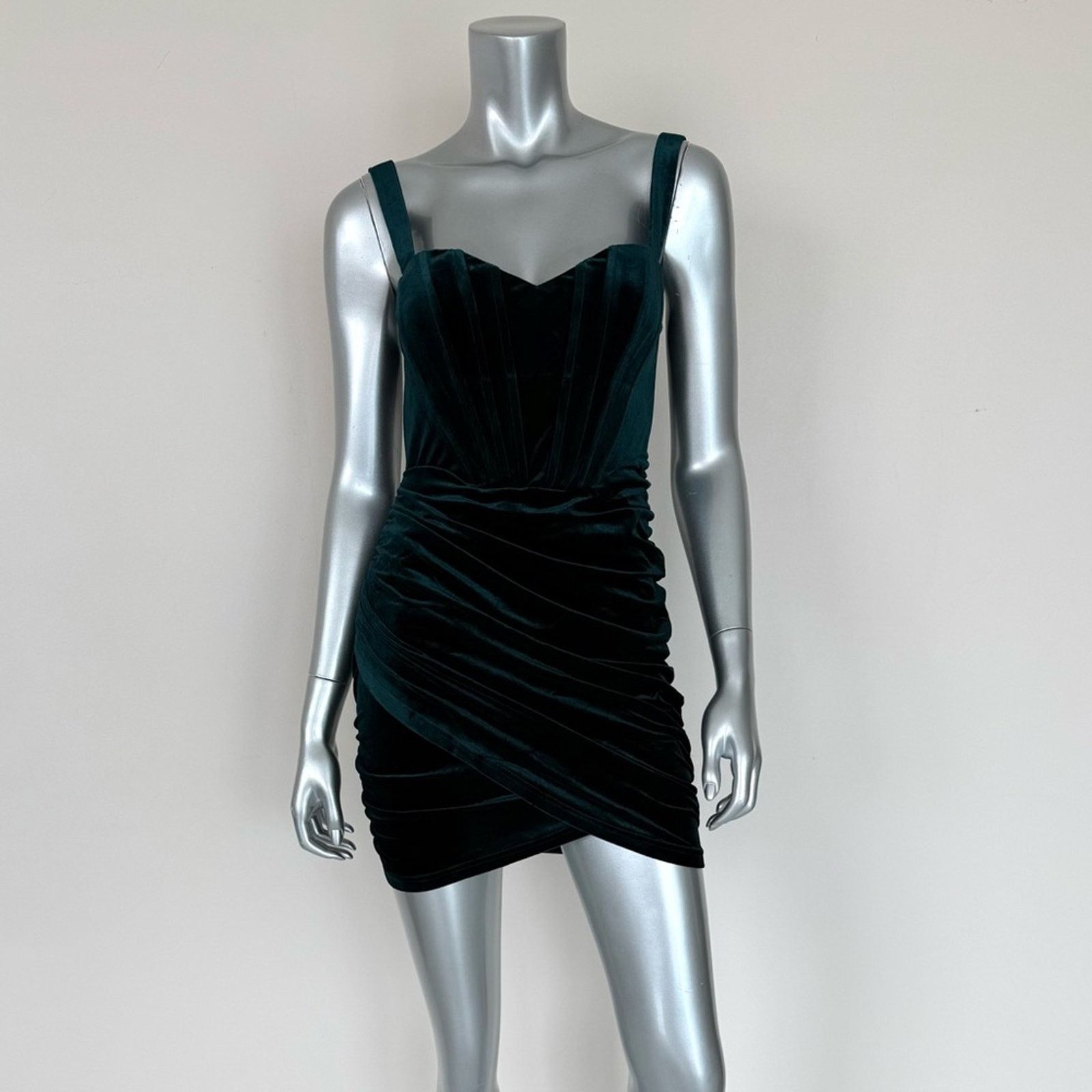 Other NWT!!! Luxe Dress green velvet dress size M Size M / US 6-8 / IT 42-44 - 2 Thumbnail