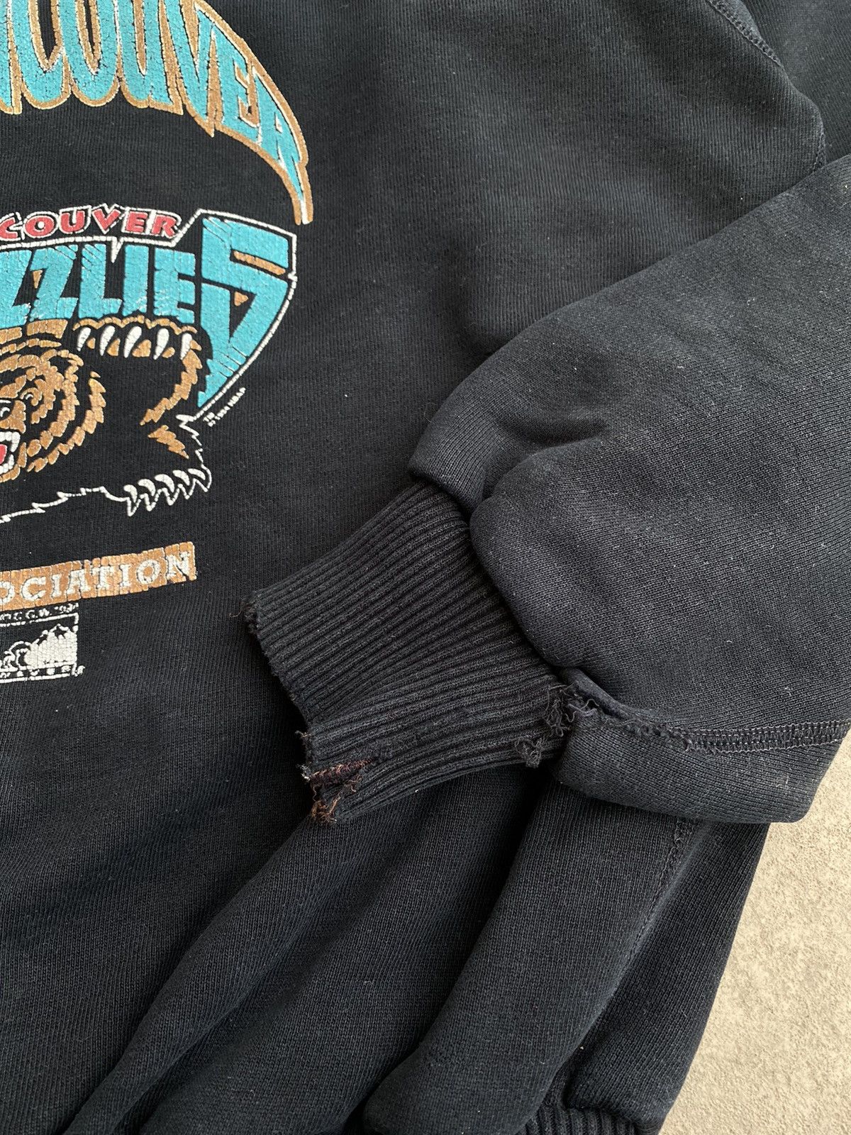 NBA RARE 1994 NBA Grizzlies Vancouver workwear distressed hoodie Size US L / EU 52-54 / 3 - 8 Thumbnail