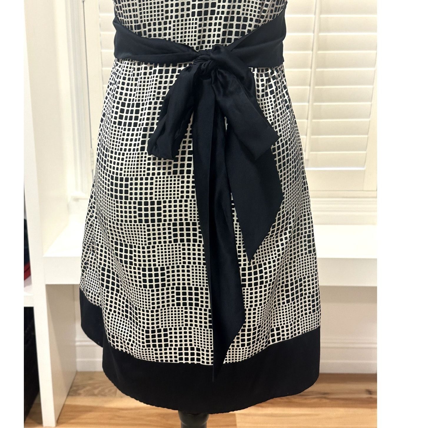 Banana Republic Banana Republic Black White Short Sleeve V Neck Midi Dress 0 Size XS / US 0-2 / IT 36-38 - 6 Thumbnail