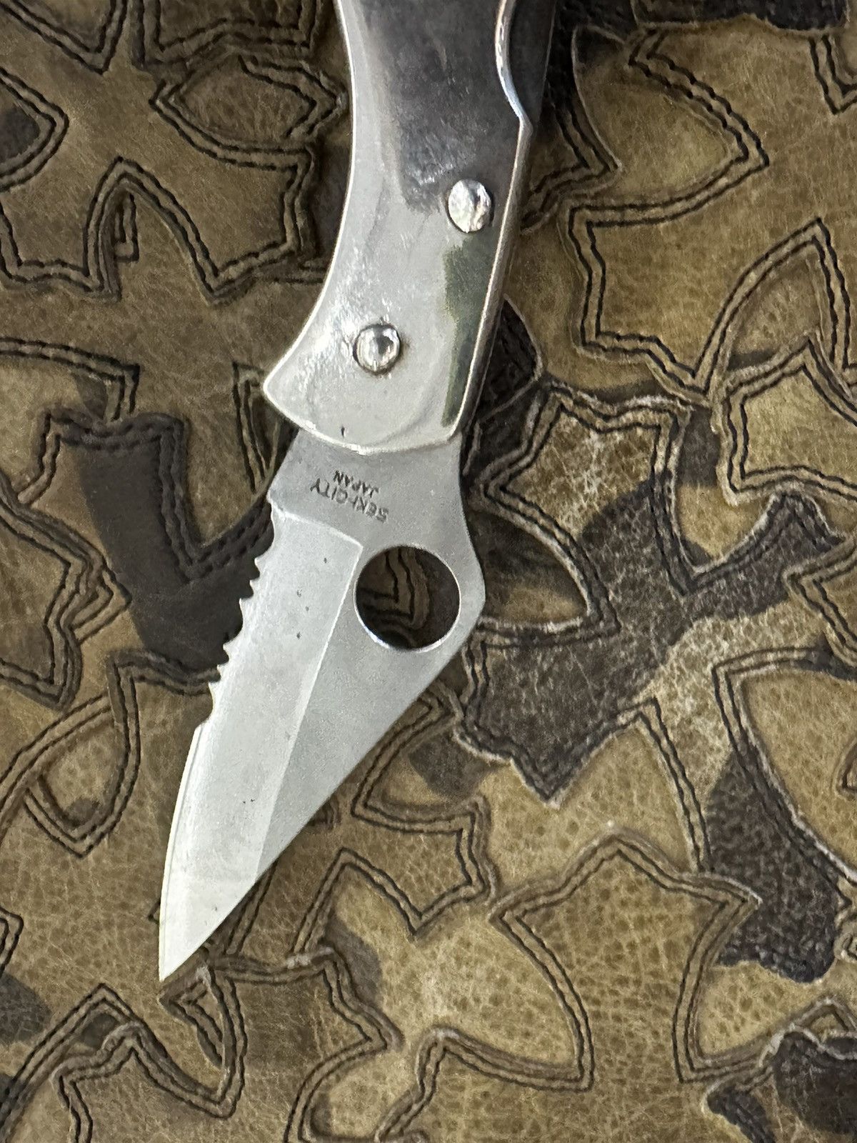 Chrome Hearts CHROME HEARTS SOLID SILVER CROSS SPYDERCO KNIFE SWITCH BLADE Size ONE SIZE - 16 Thumbnail