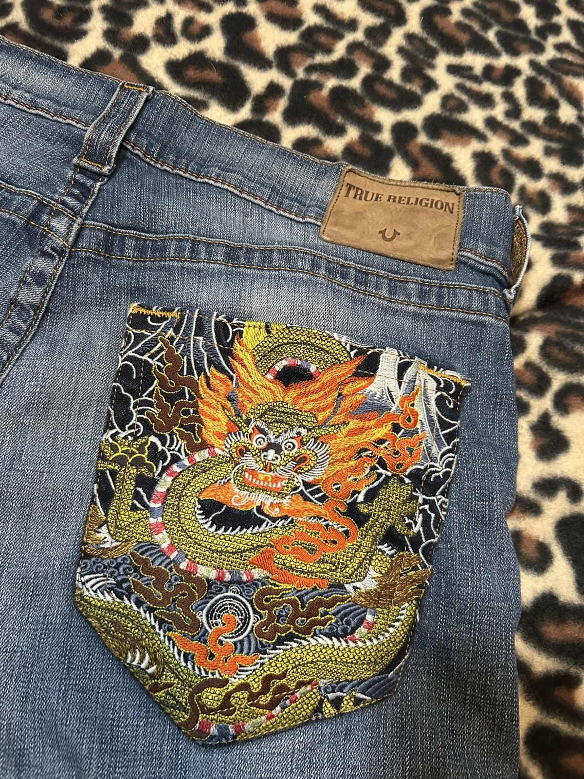 RARE TRUE RELIGION DRAGON EMBROIDERED JORTS