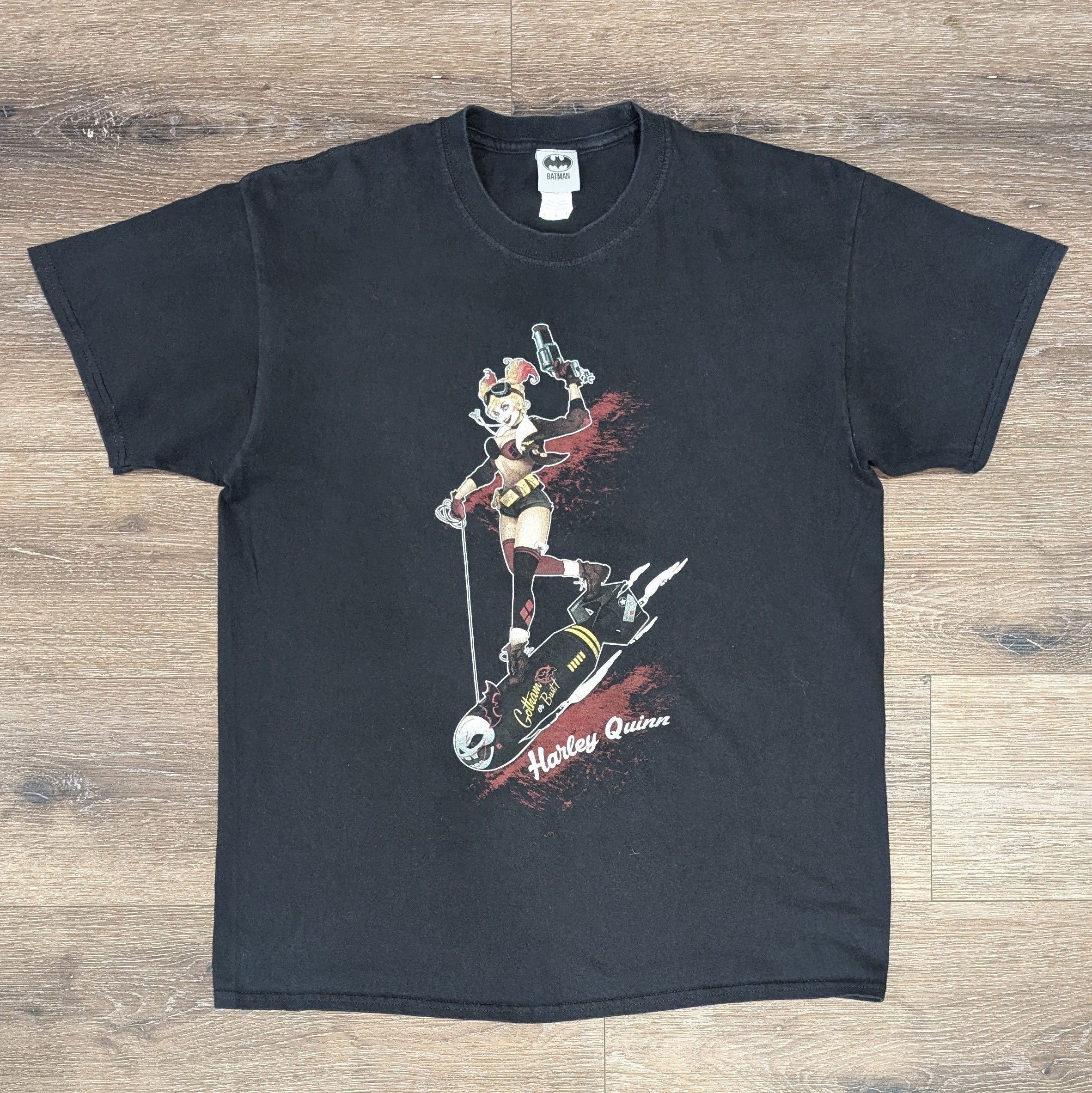 DC Comics DC Batman Harley Quinn bomb t-shirt - SIZE L Size US L / EU 52-54 / 3 - 1 Thumbnail