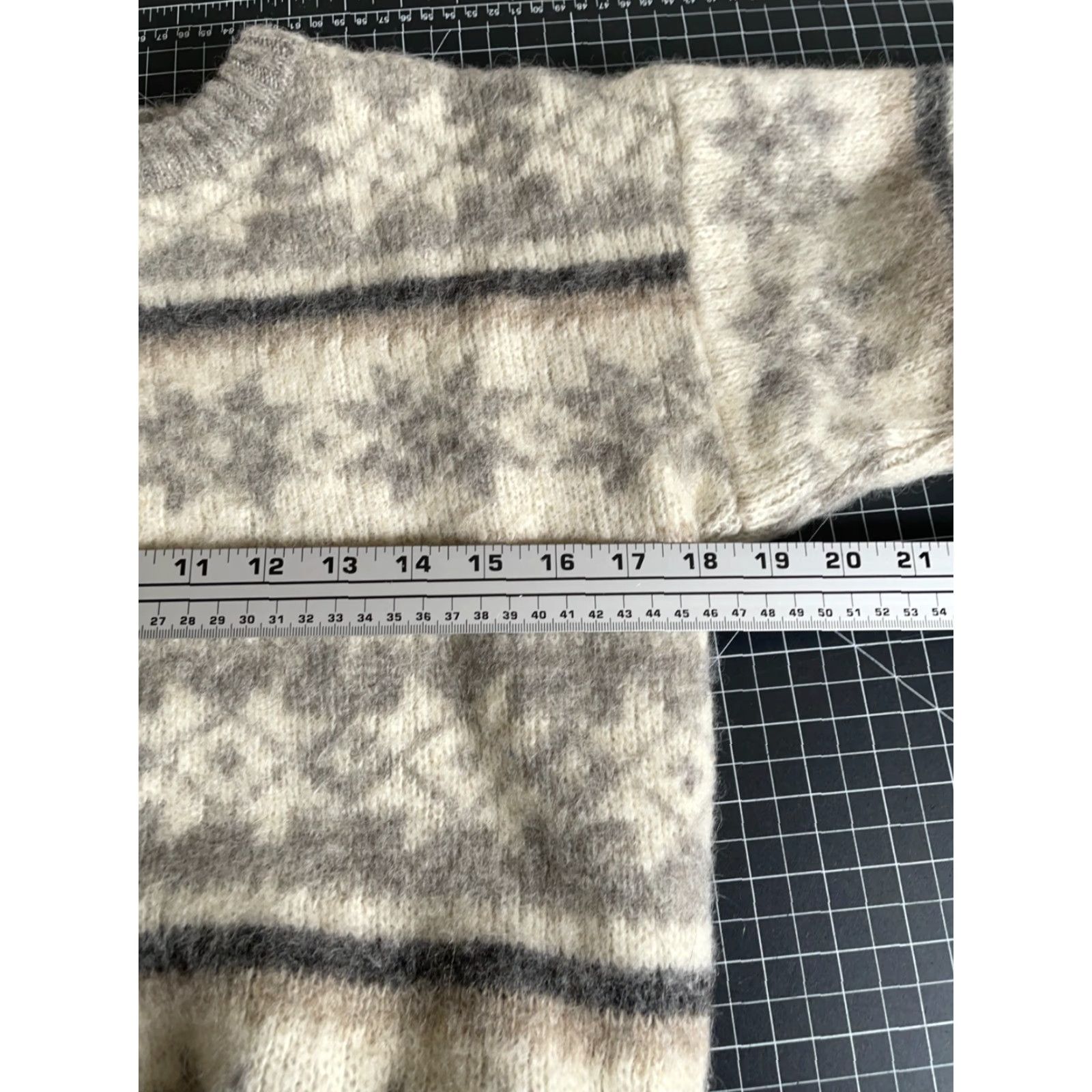 Vintage VINTAGE Hilda Sweater Women's Small Ivory Gray Snowflake Icelandic 60s Fair Isle Knit's Pullover Crew Neck Wool Jumper Size S / US 4 / IT 40 - 5 Thumbnail