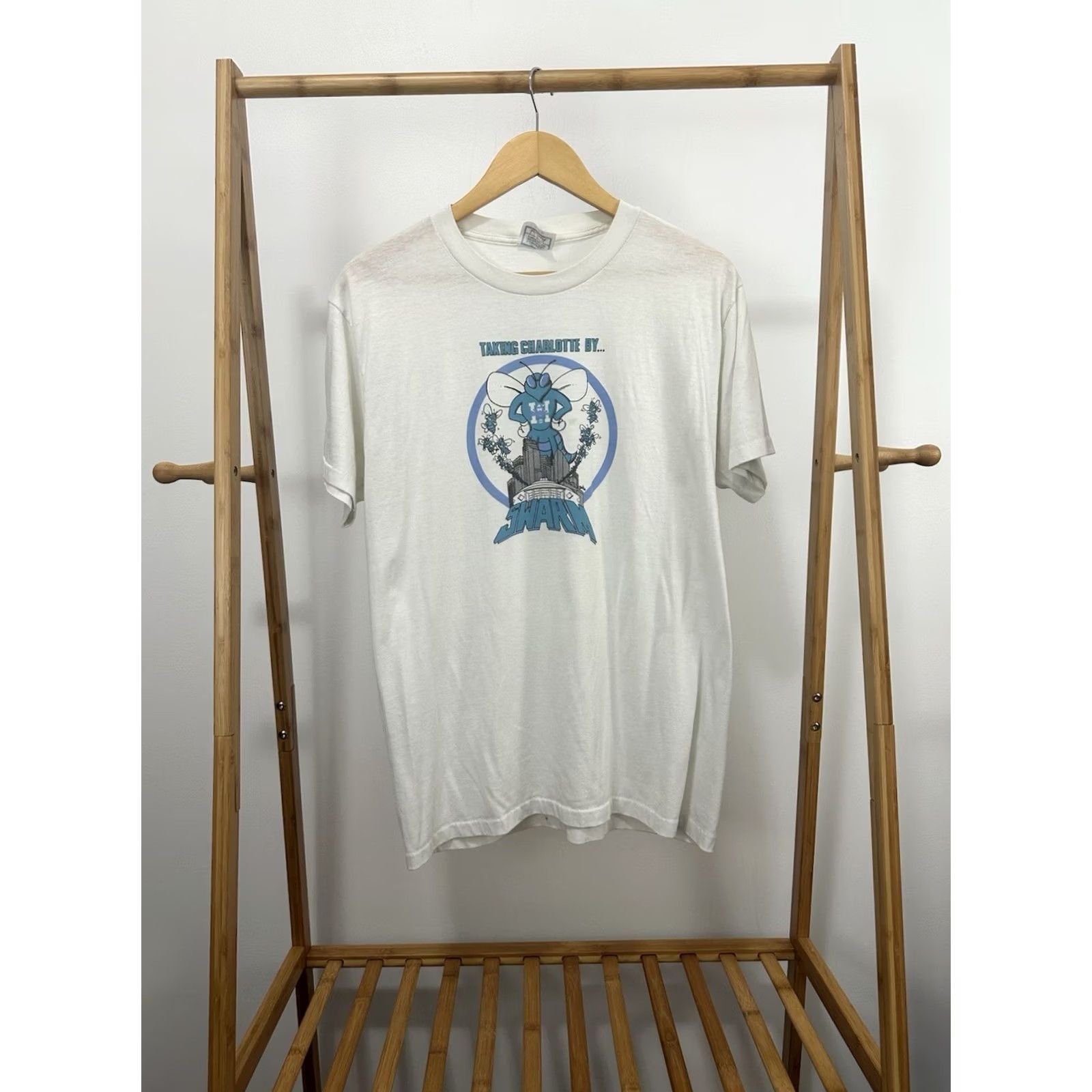 NBA VTG 80s NBA Charlotte Hornets Swarm Paper Thin Burnout Worn T-Shirt XL Mens White Size US XL / EU 56 / 4 - 2 Thumbnail
