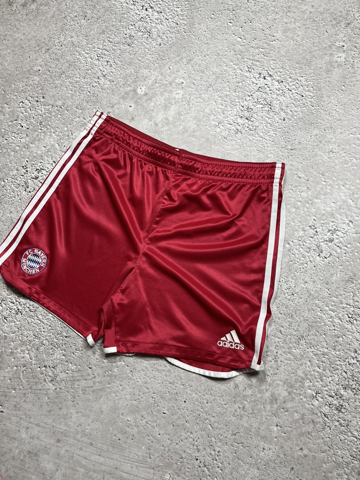 Adidas × Vintage Adidas Bayern Munich Red Football Shorts M Made in Portugal Size US 32 / EU 48 - 2 Thumbnail
